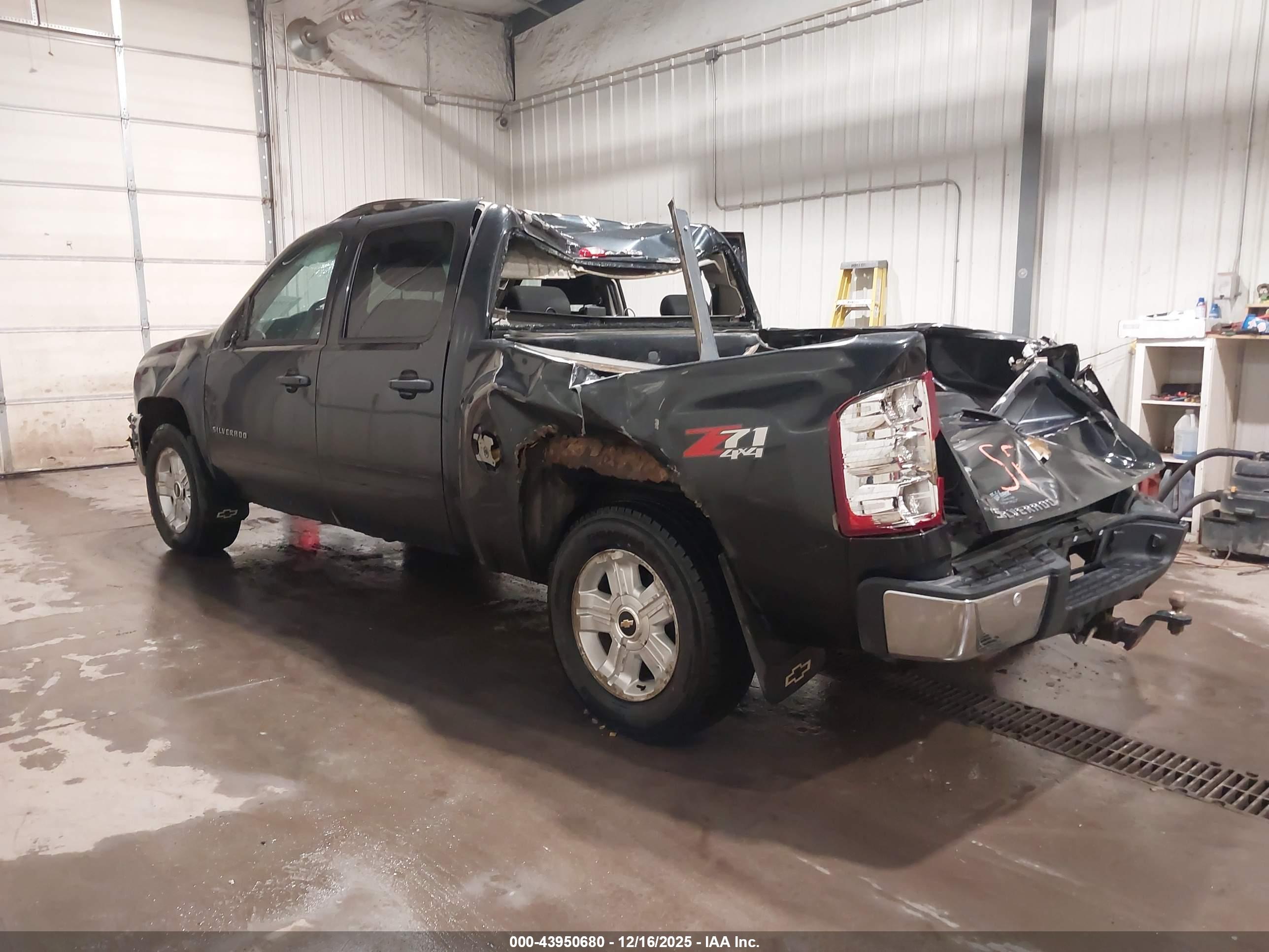 CHEVROLET SILVERADO image 3