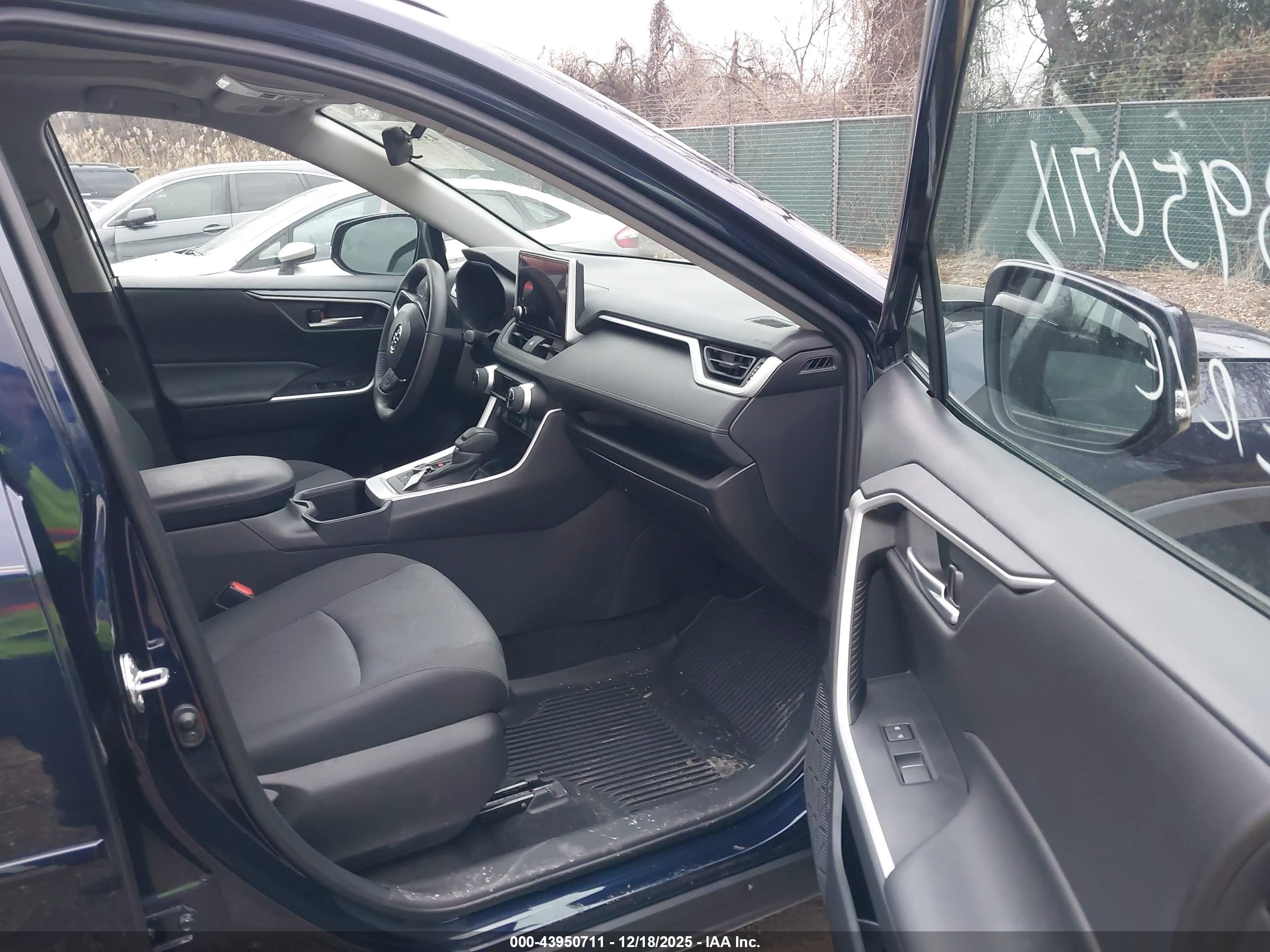 TOYOTA RAV4 image 5