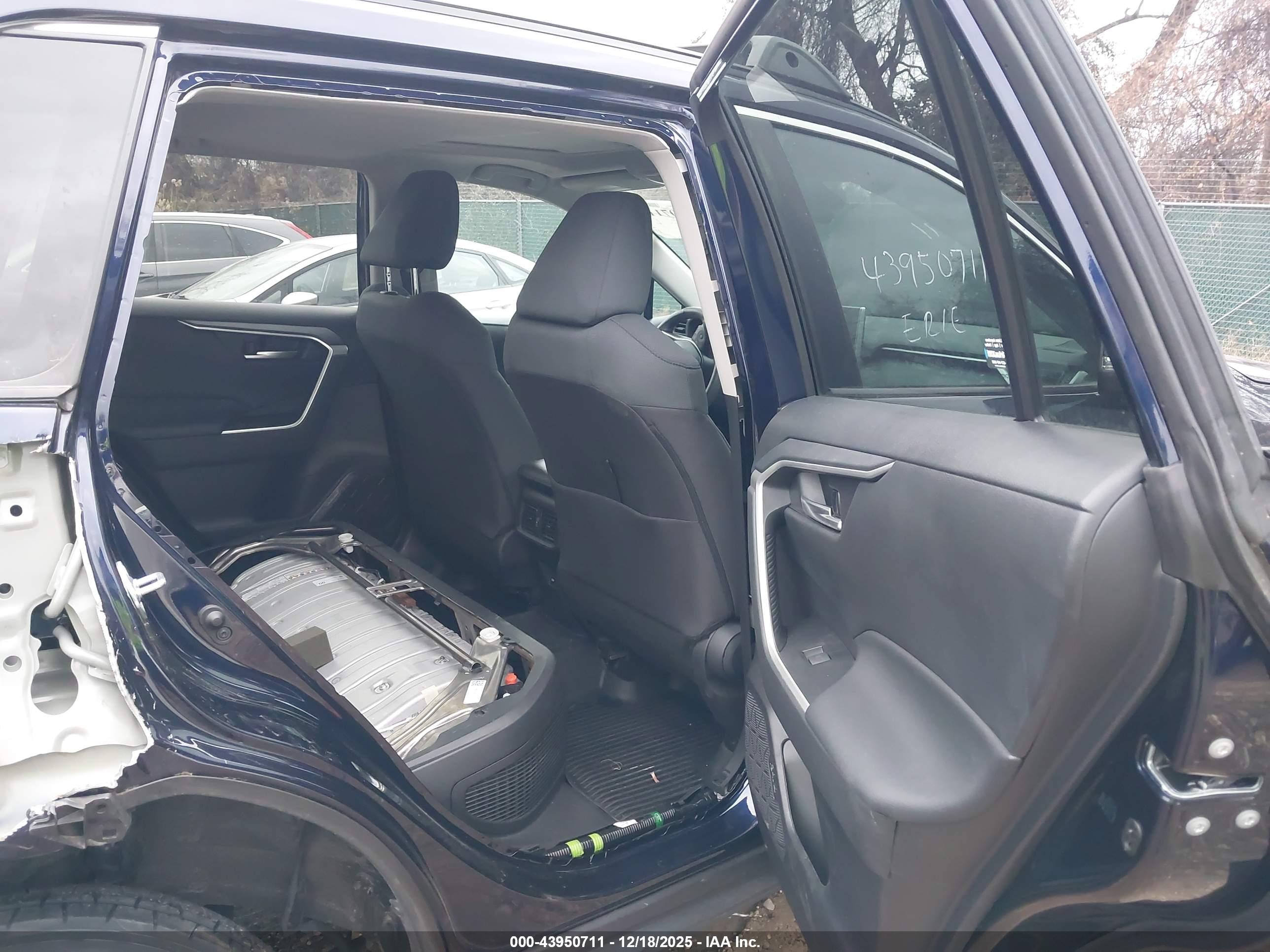 TOYOTA RAV4 image 8