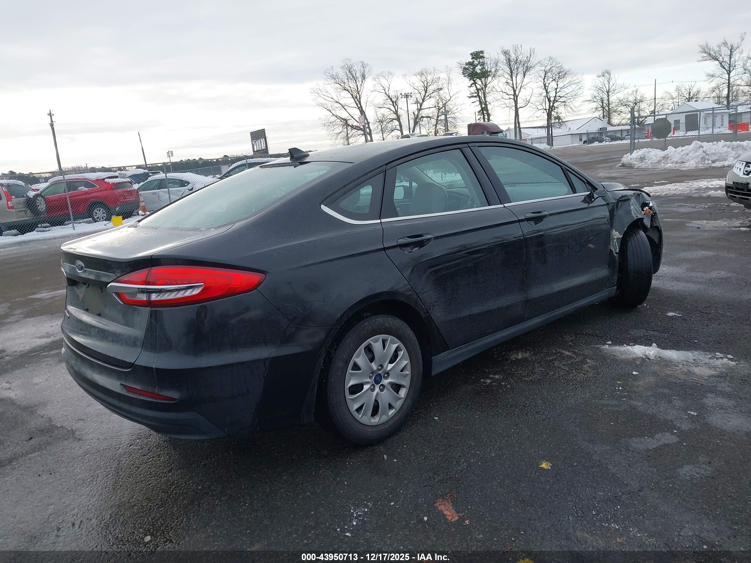 FORD FUSION image 4
