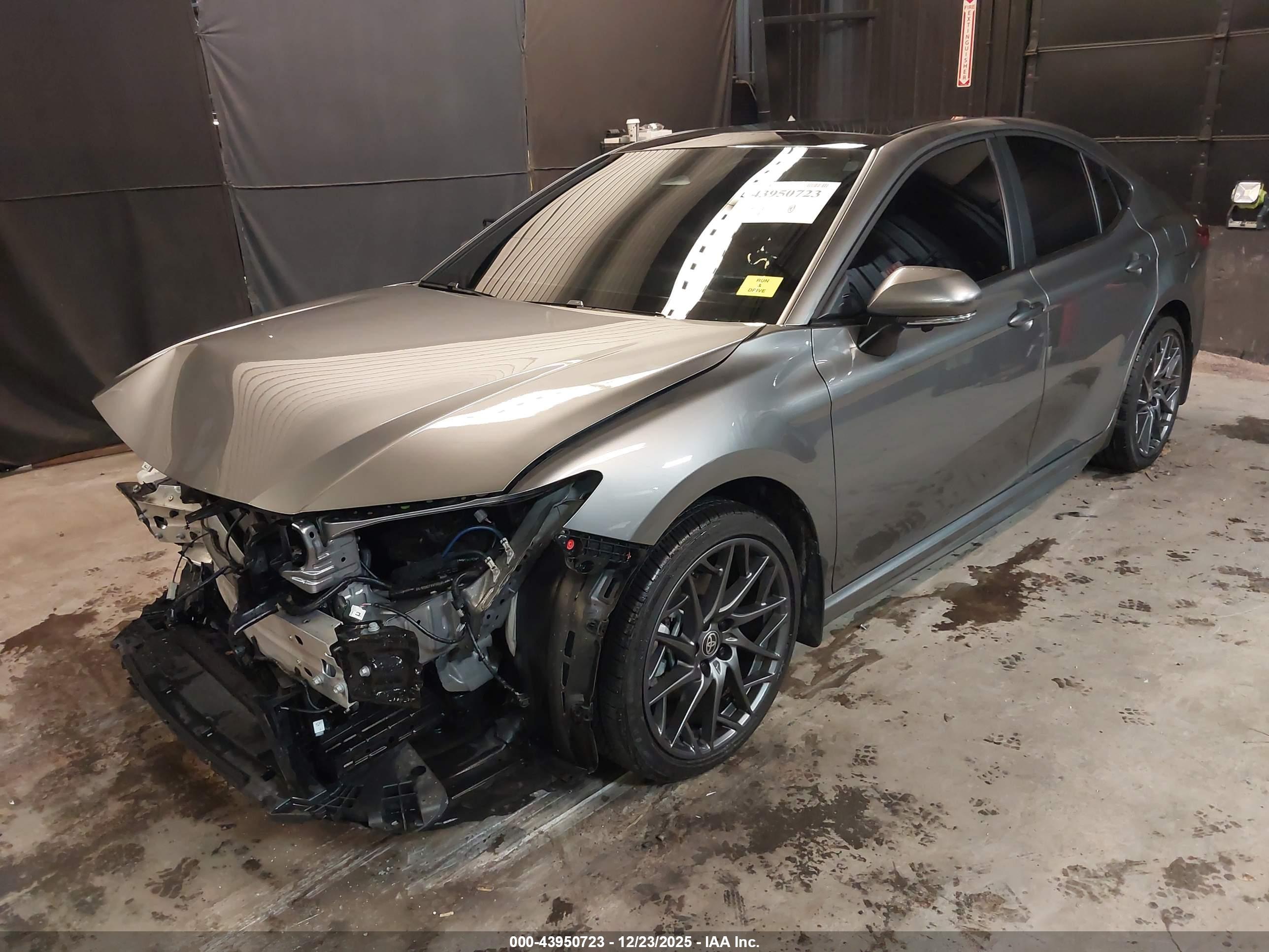 TOYOTA CAMRY image 2