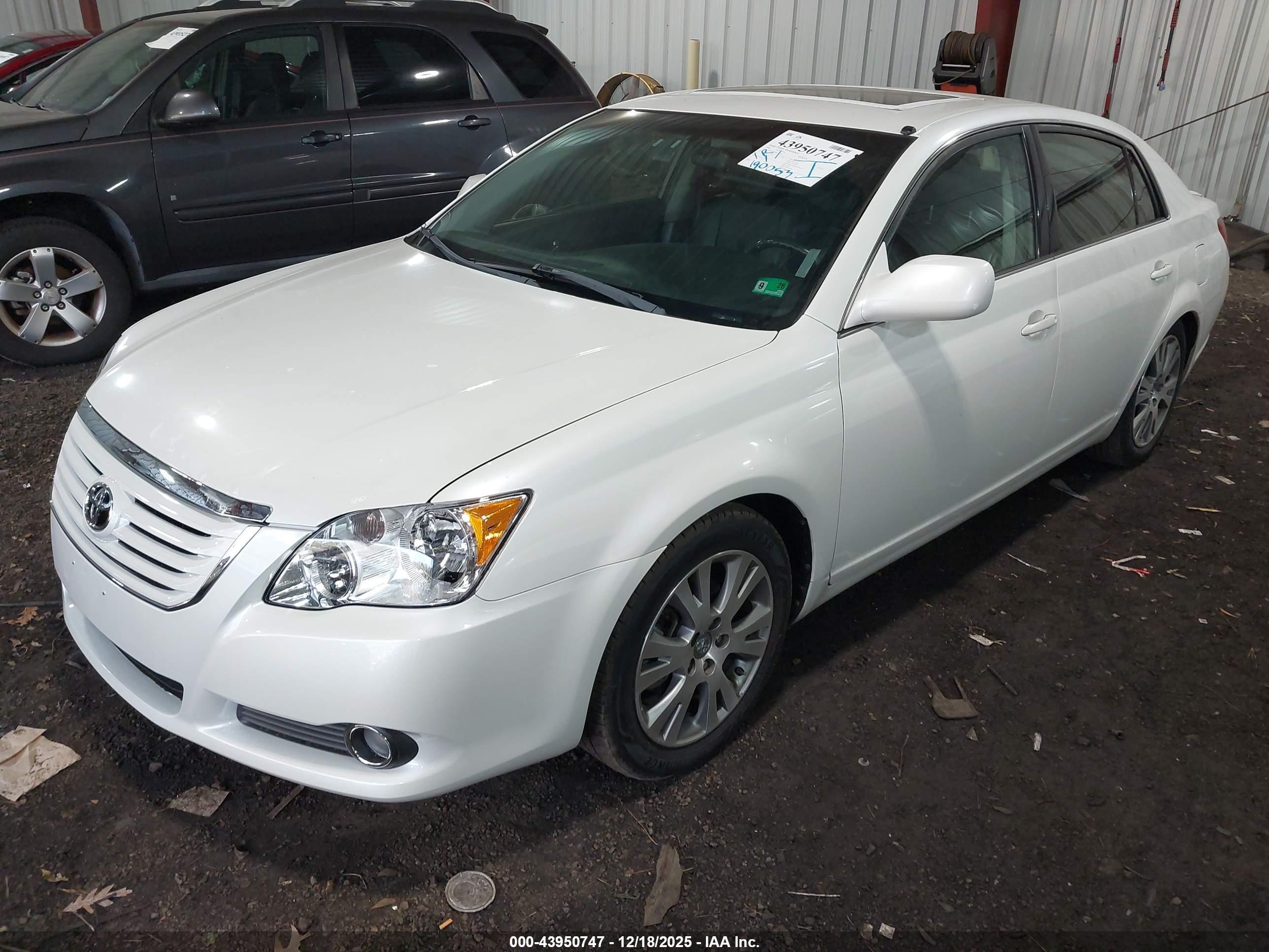 TOYOTA AVALON image 2