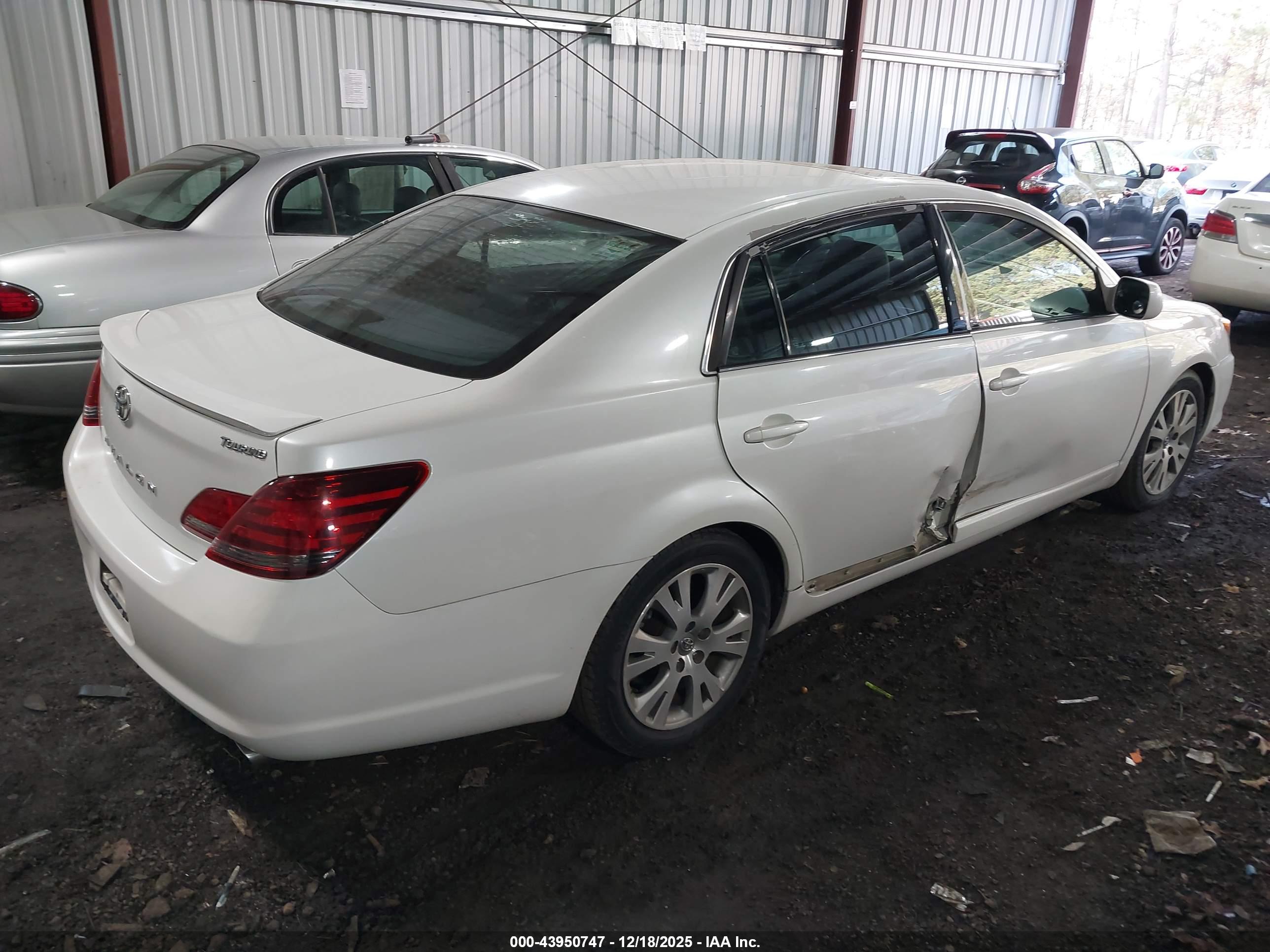 TOYOTA AVALON image 4