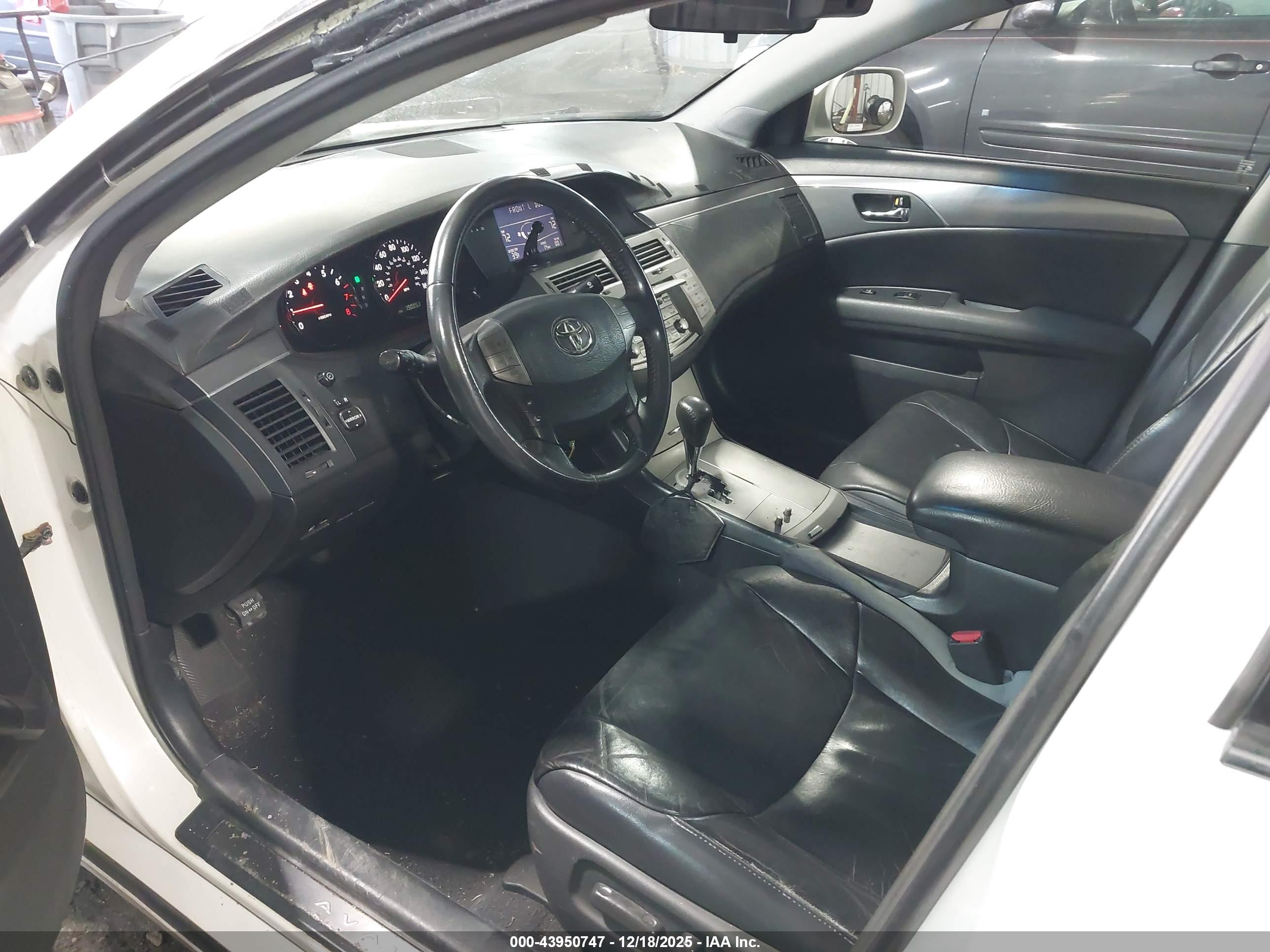 TOYOTA AVALON image 5