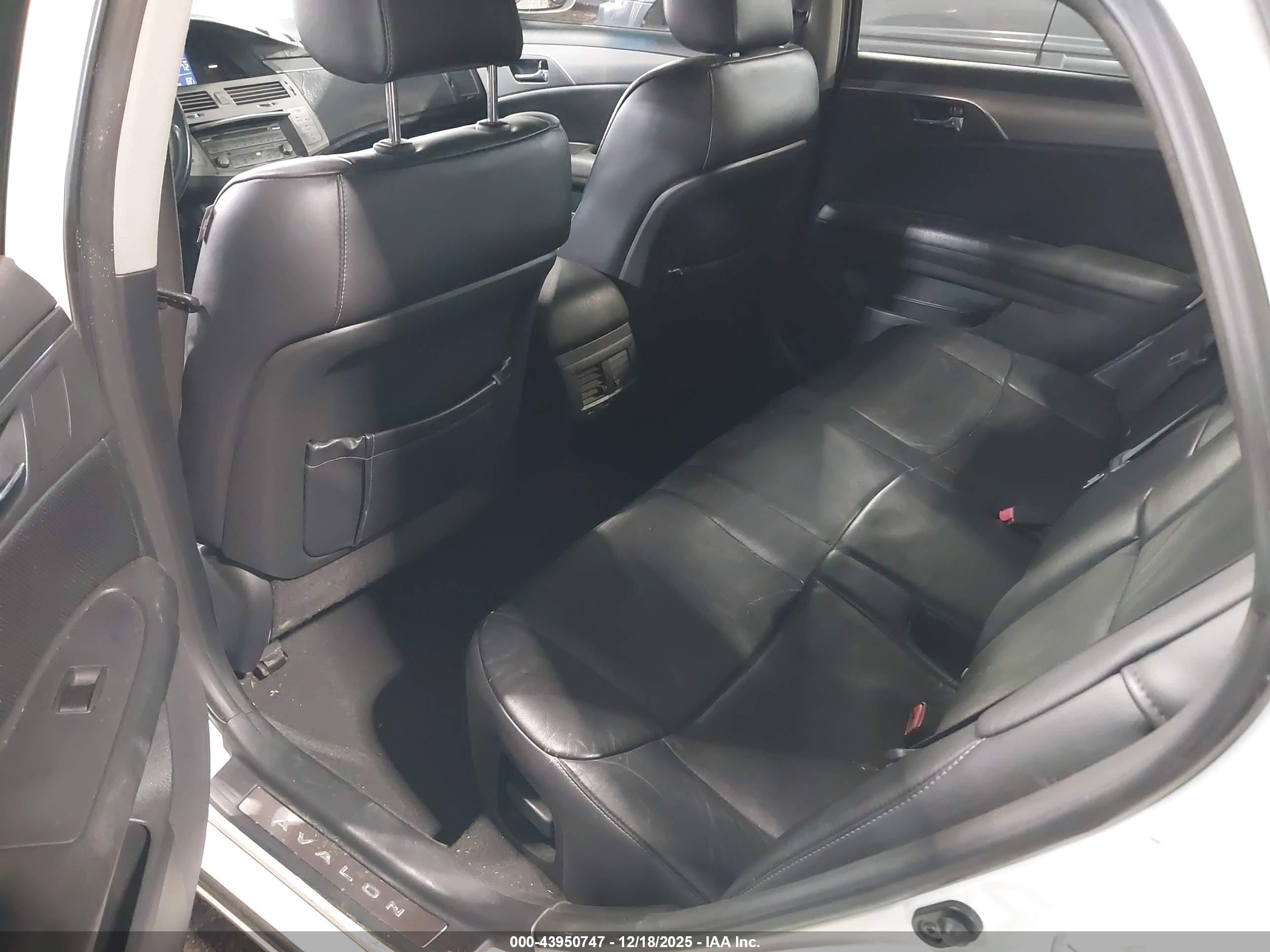 TOYOTA AVALON image 8