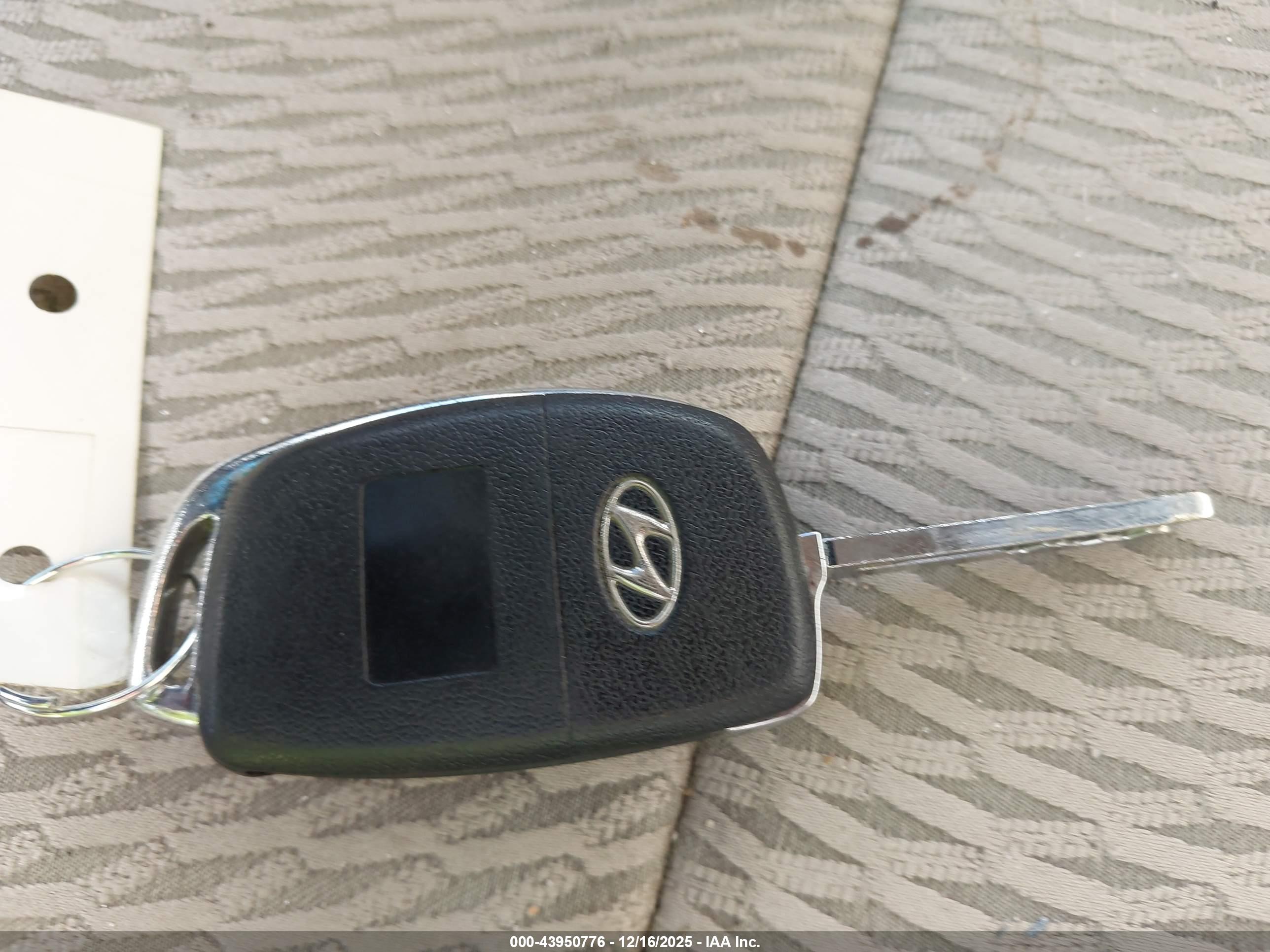 HYUNDAI SANTA image 11