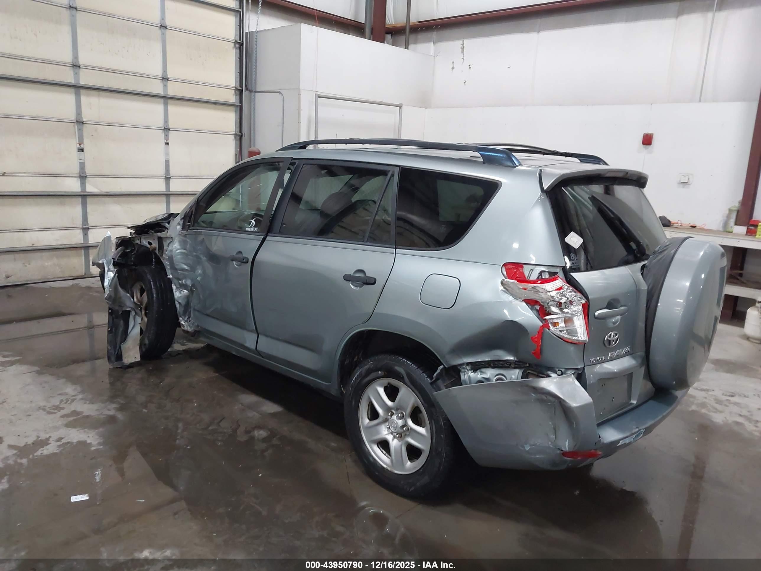 TOYOTA RAV4 image 3