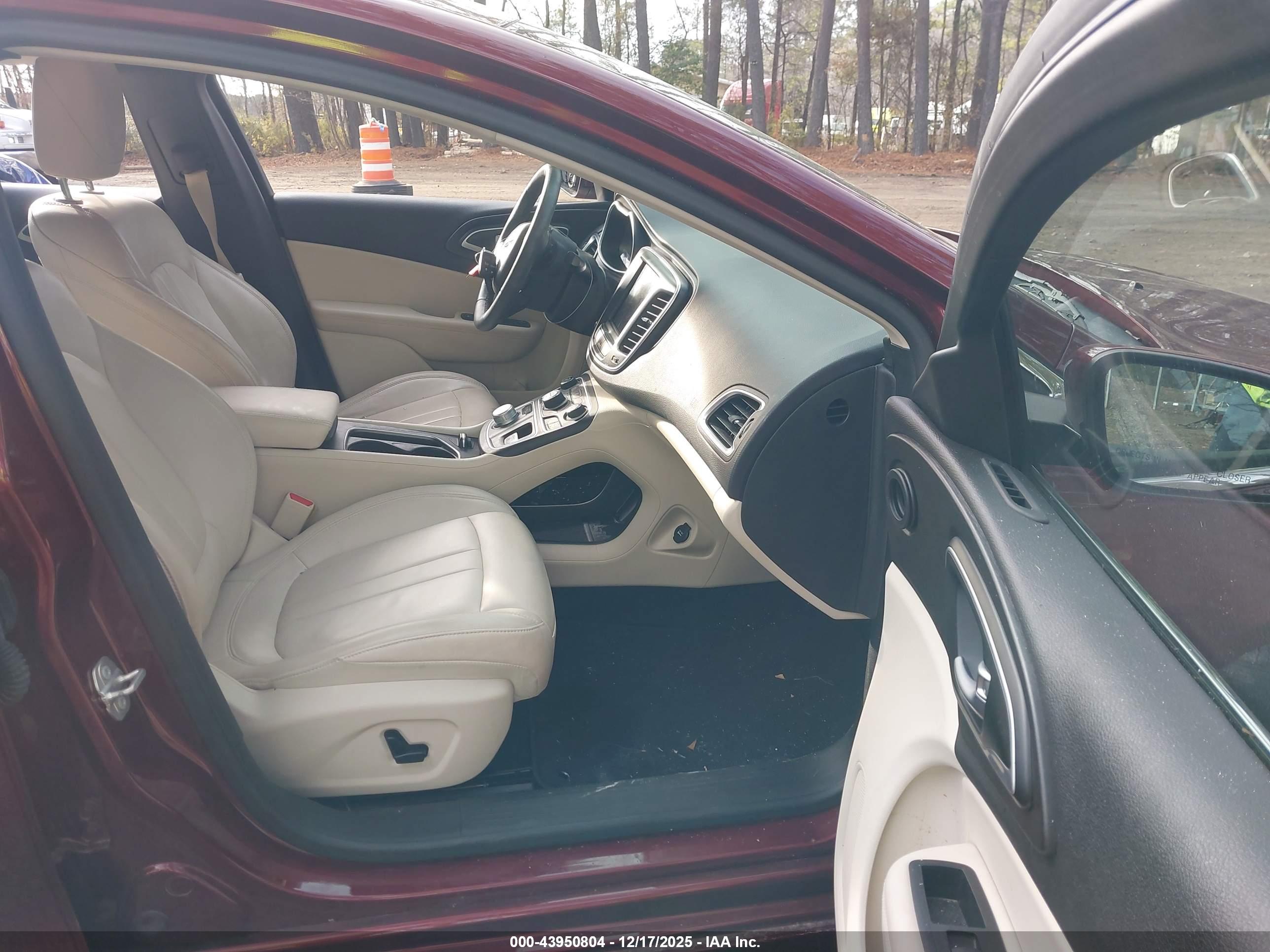 CHRYSLER 200 image 5