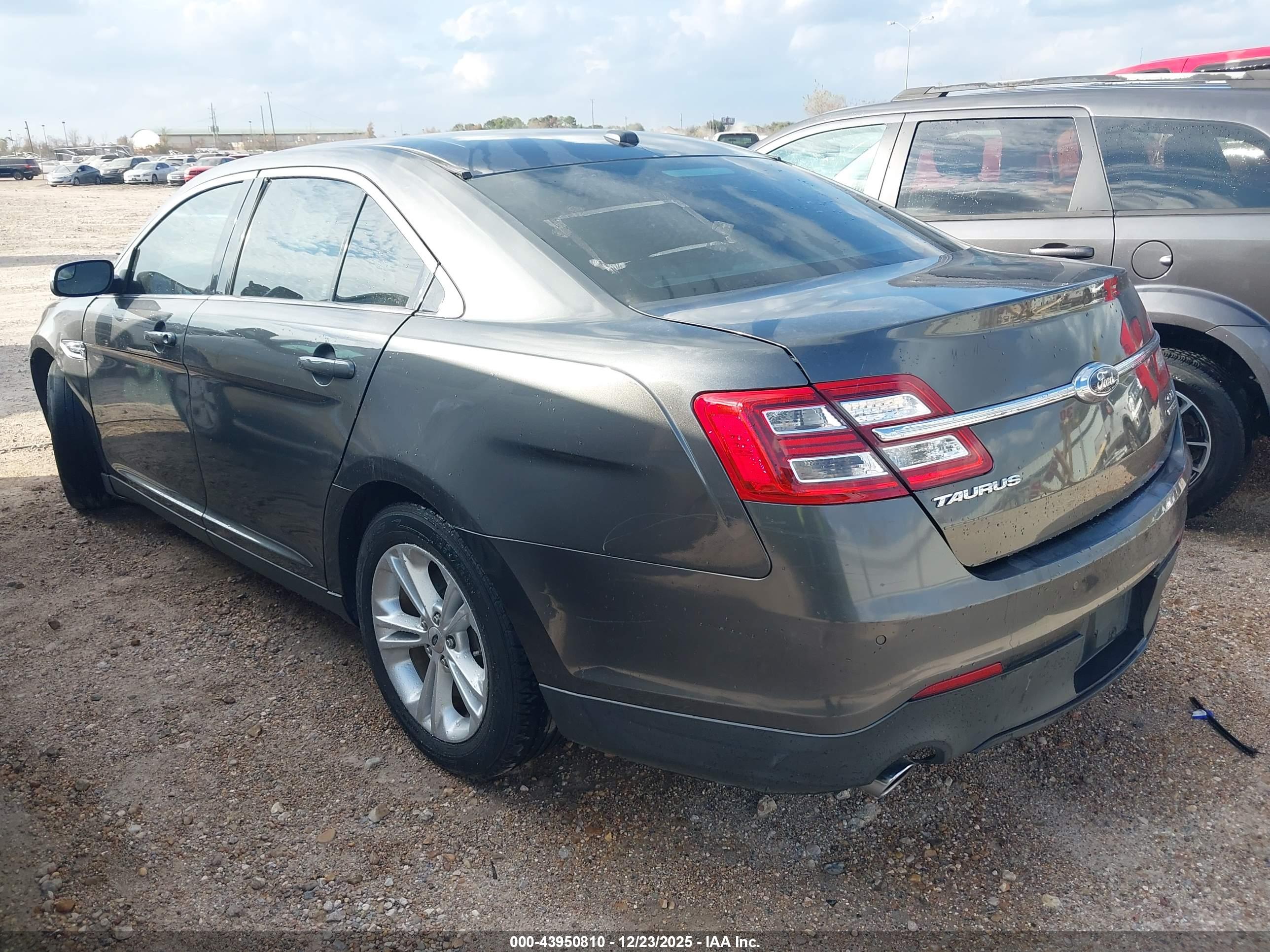 FORD TAURUS image 3