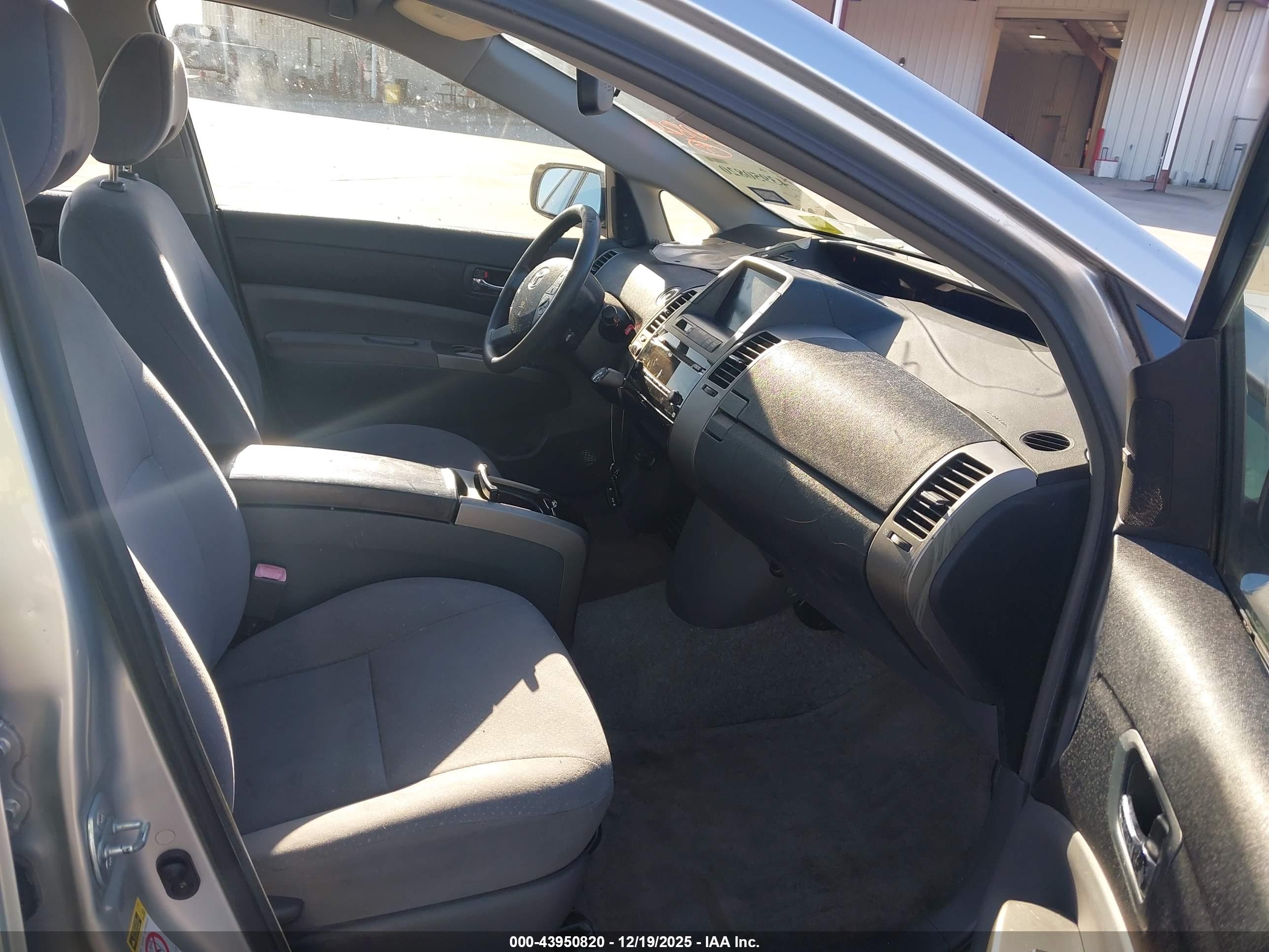 TOYOTA PRIUS image 5