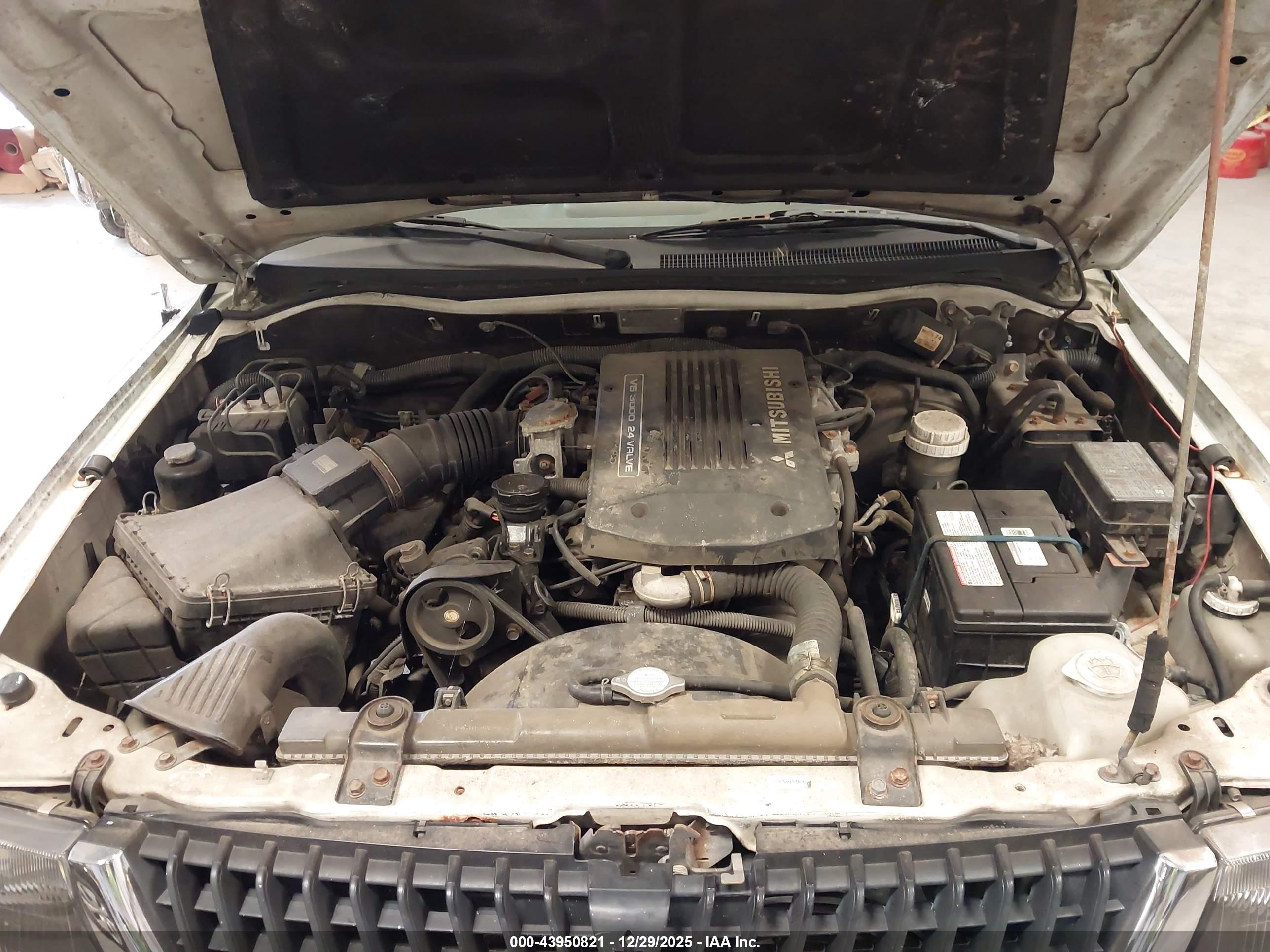 MITSUBISHI MONTERO image 10
