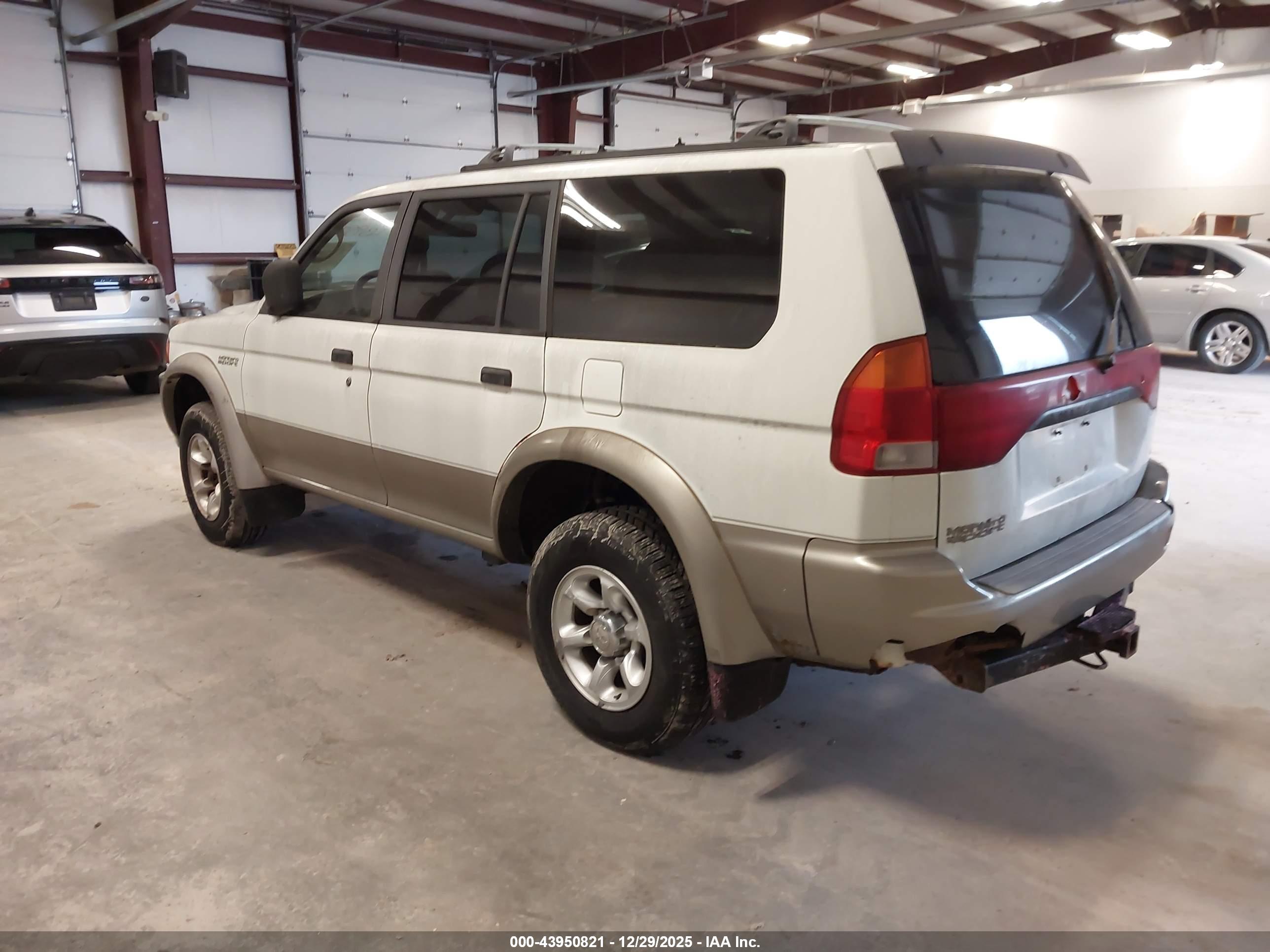 MITSUBISHI MONTERO image 3