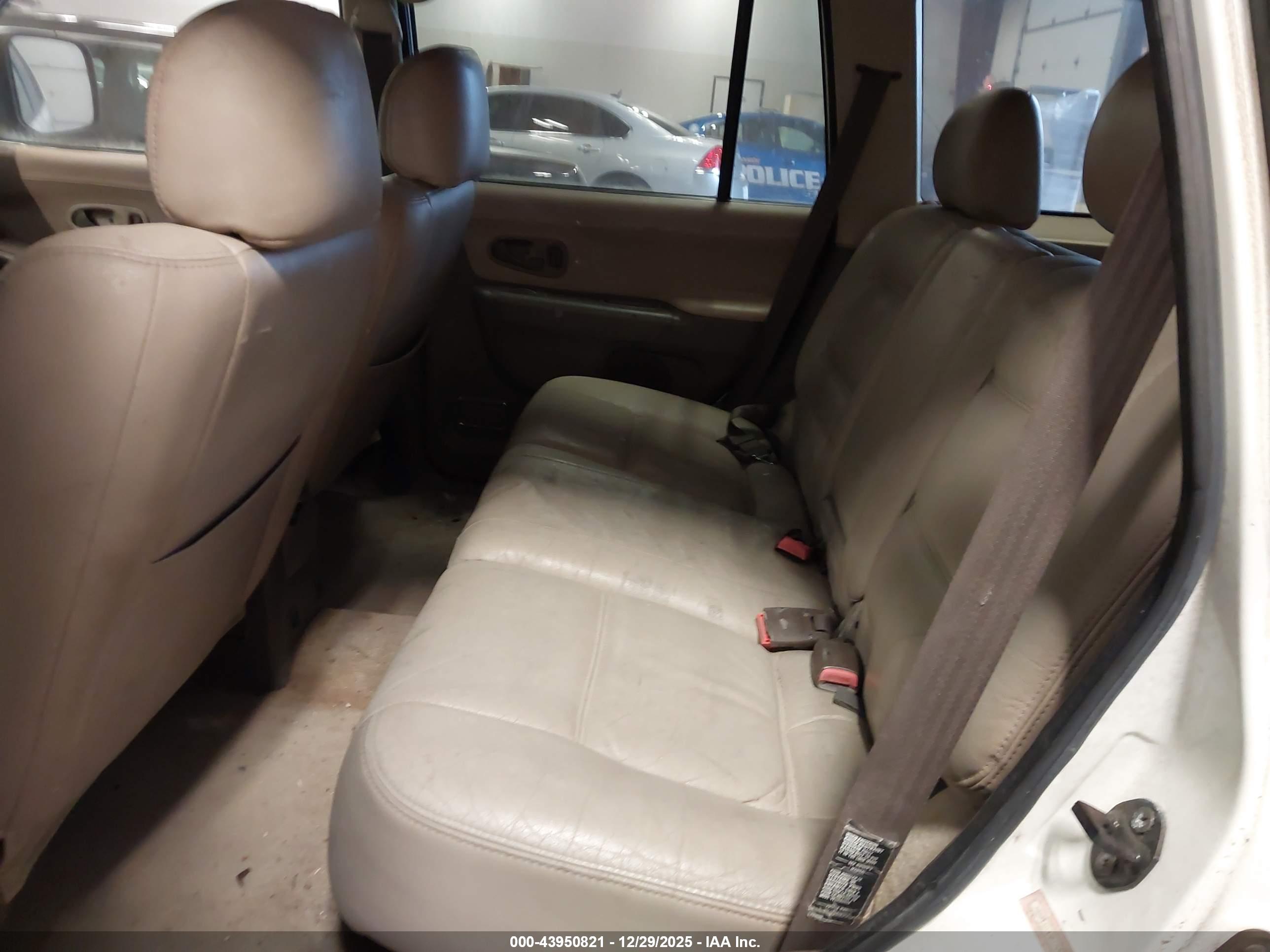 MITSUBISHI MONTERO image 8
