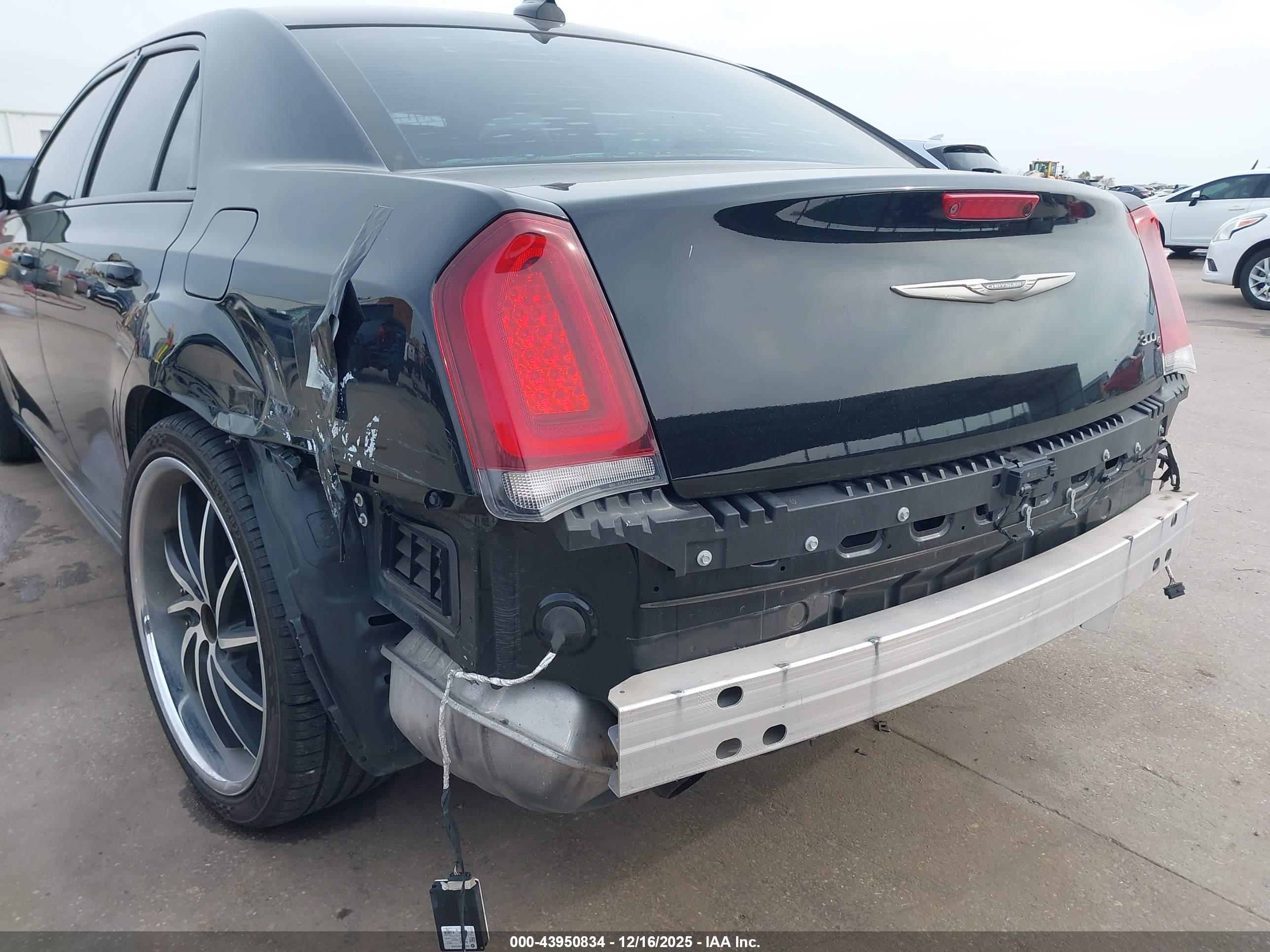 CHRYSLER 300 image 6