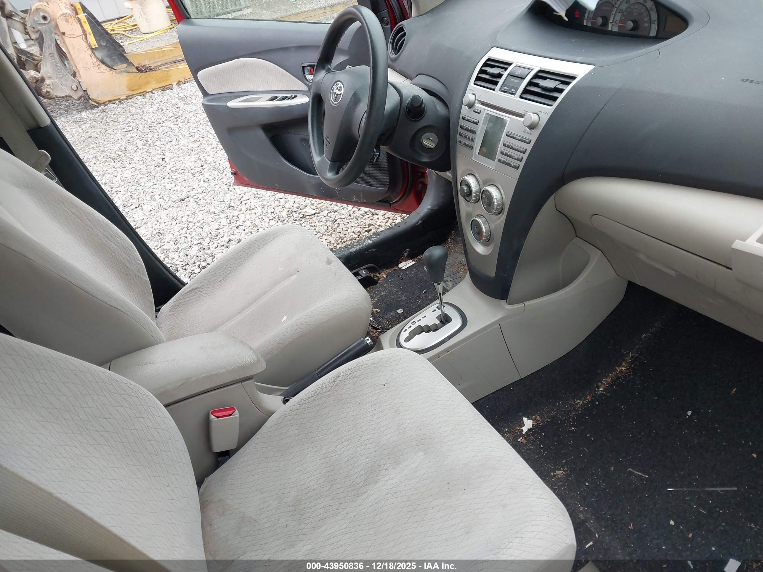 TOYOTA YARIS image 5