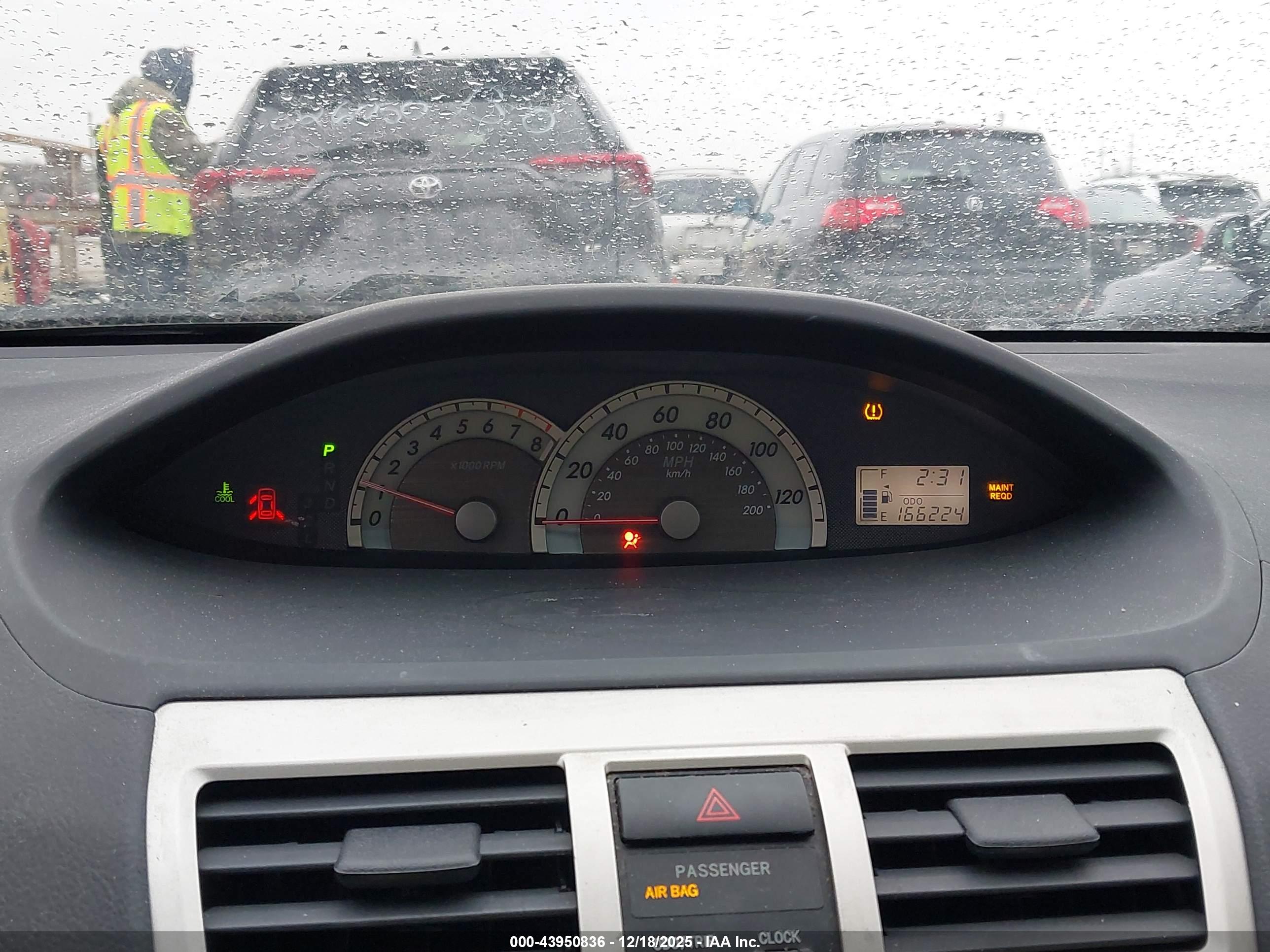 TOYOTA YARIS image 7