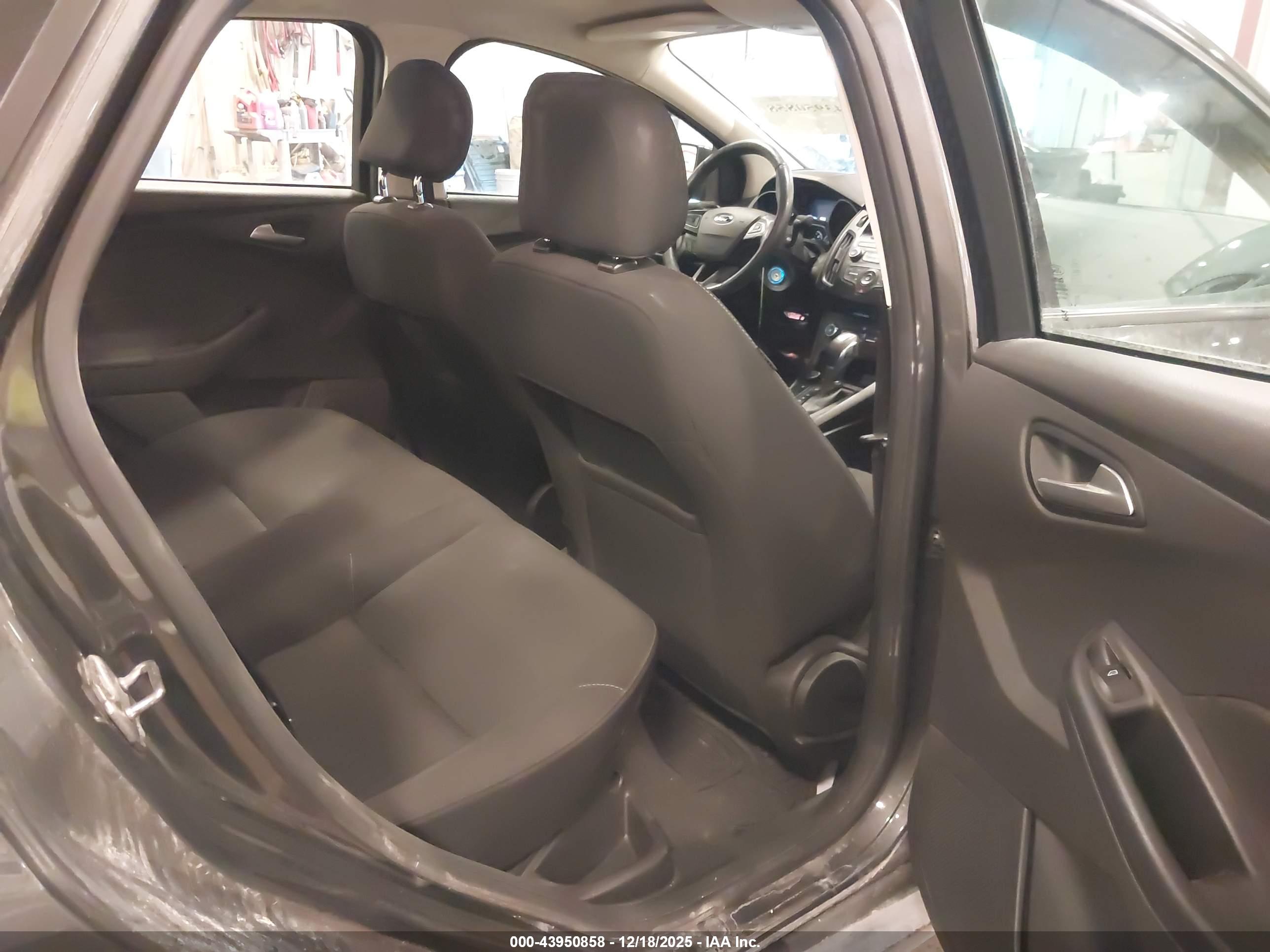 FORD FOCUS image 8