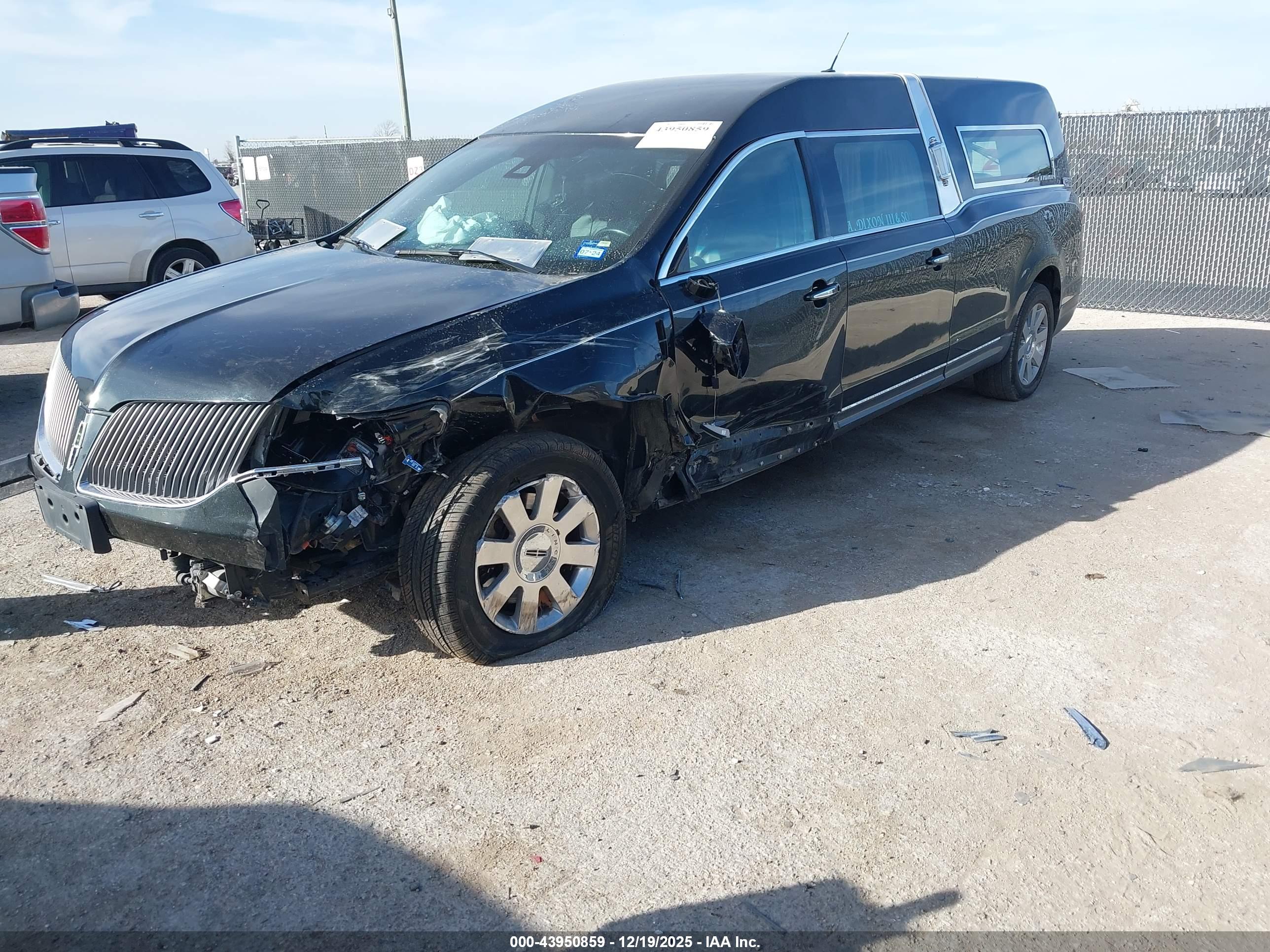 LINCOLN MKT image 2