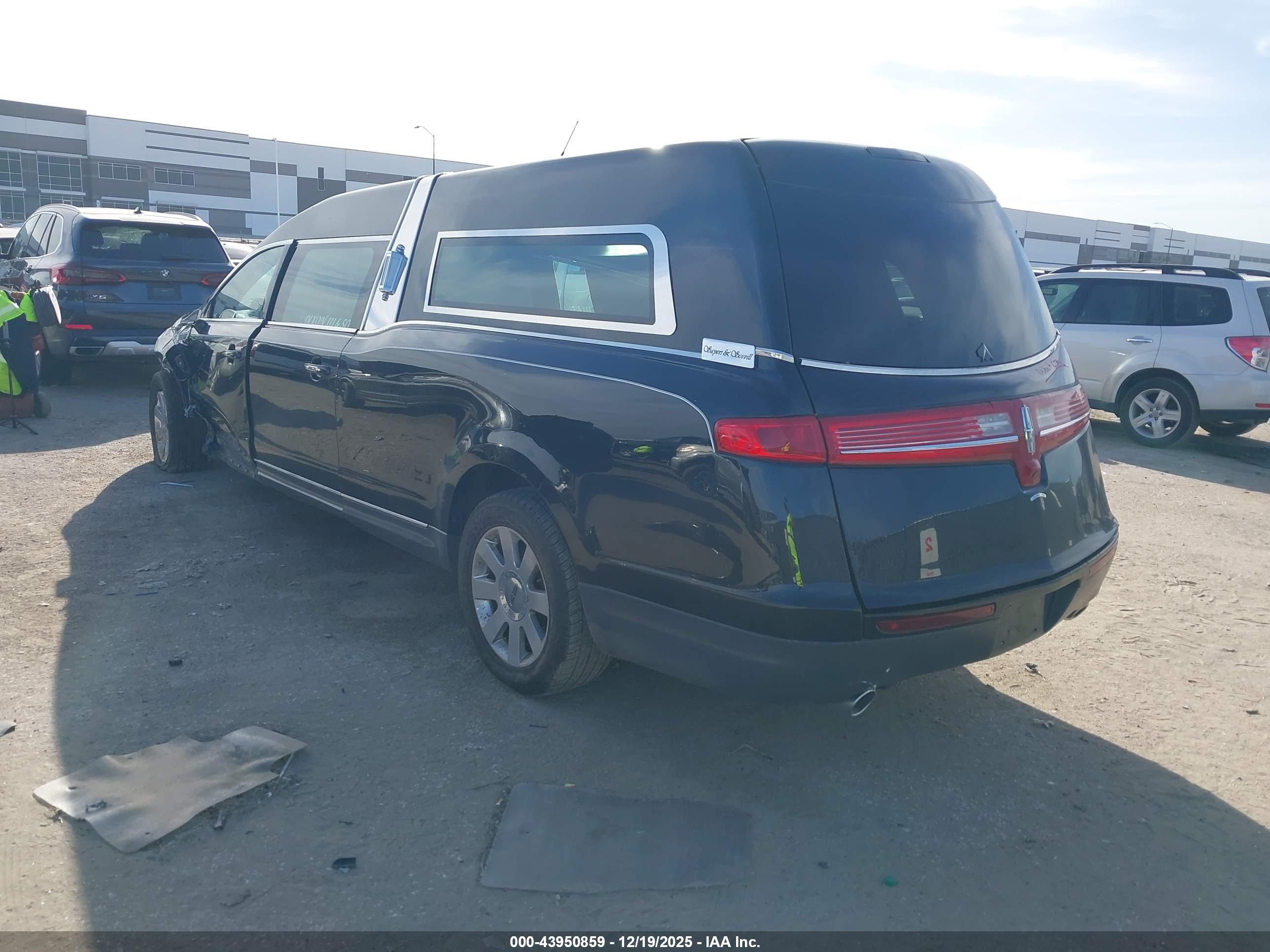 LINCOLN MKT image 3
