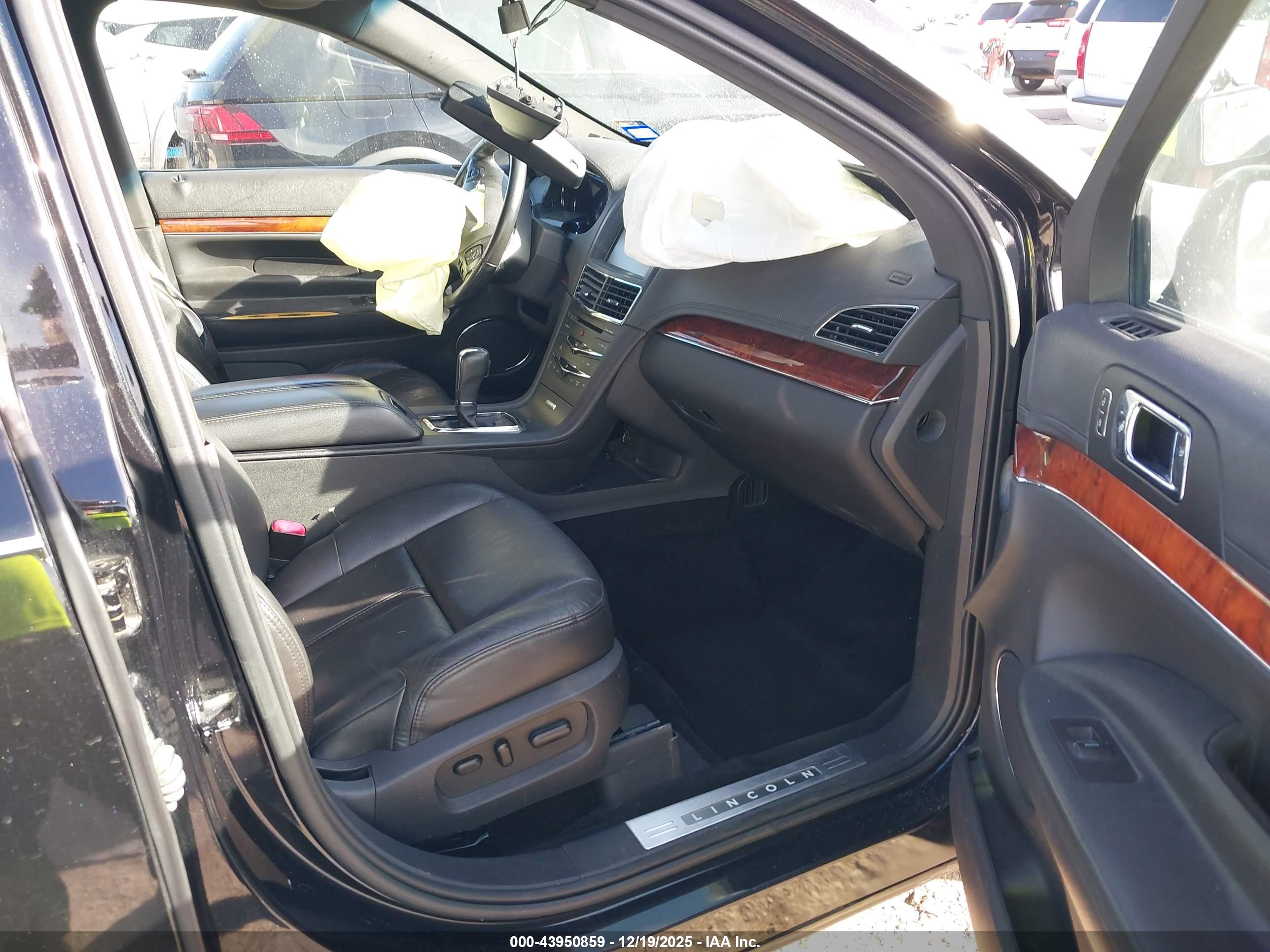 LINCOLN MKT image 5