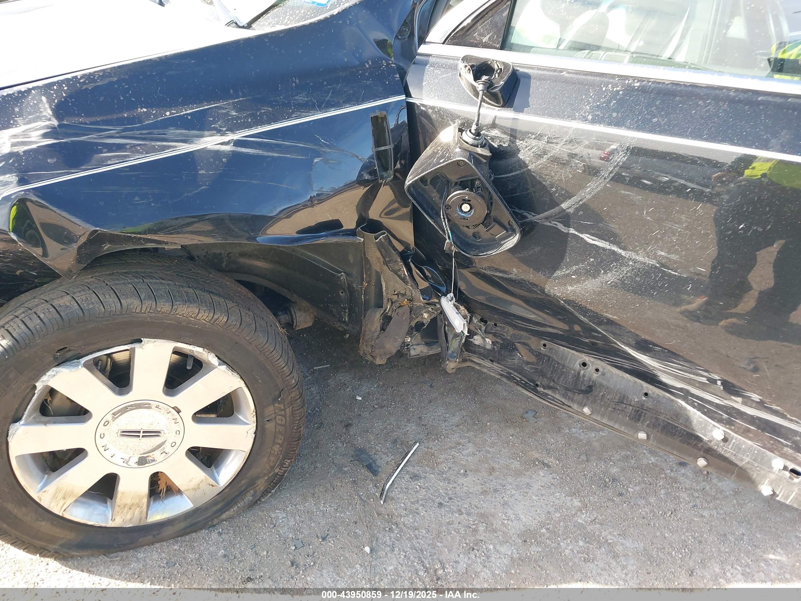 LINCOLN MKT image 6