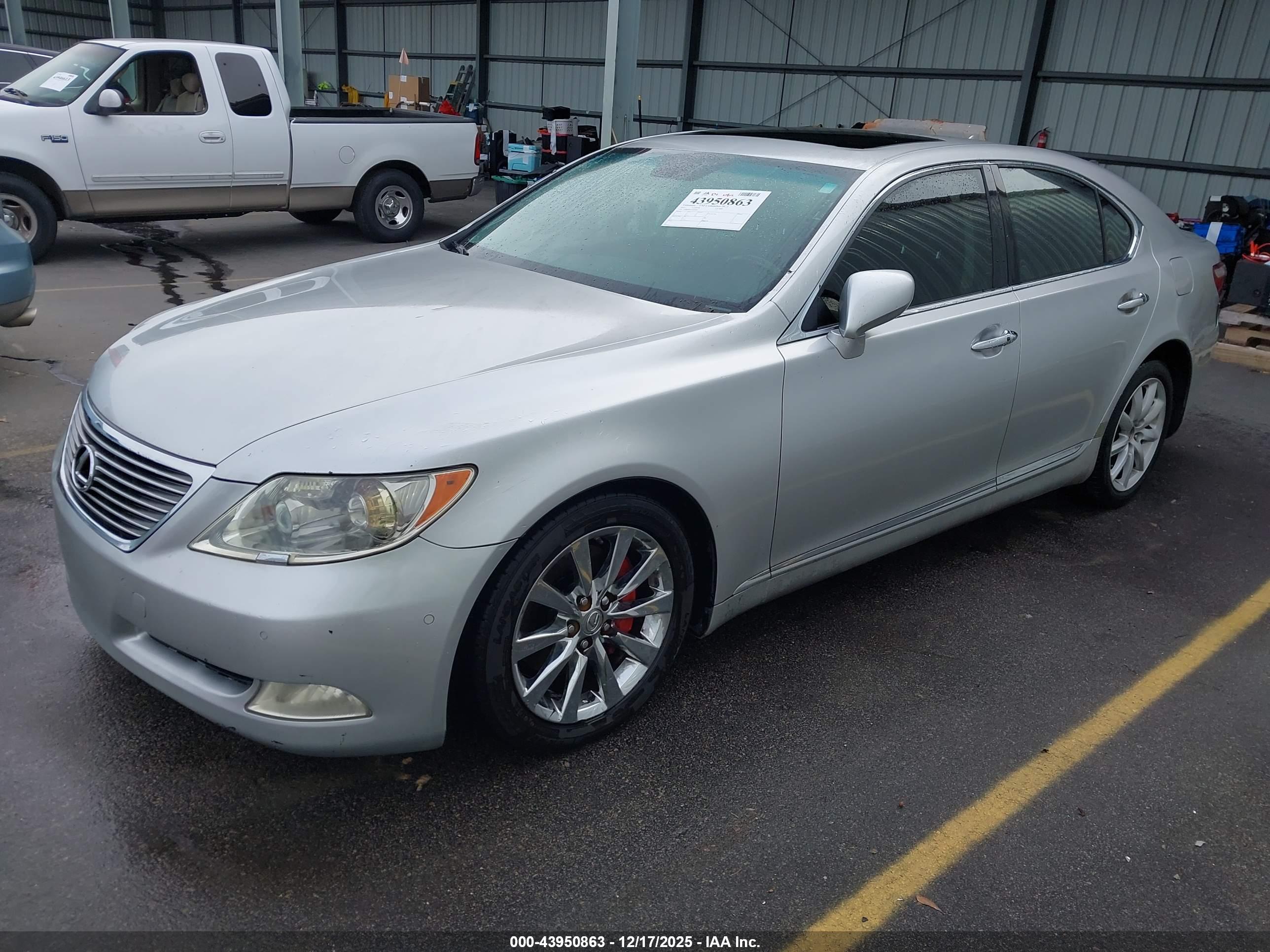 LEXUS LS image 2