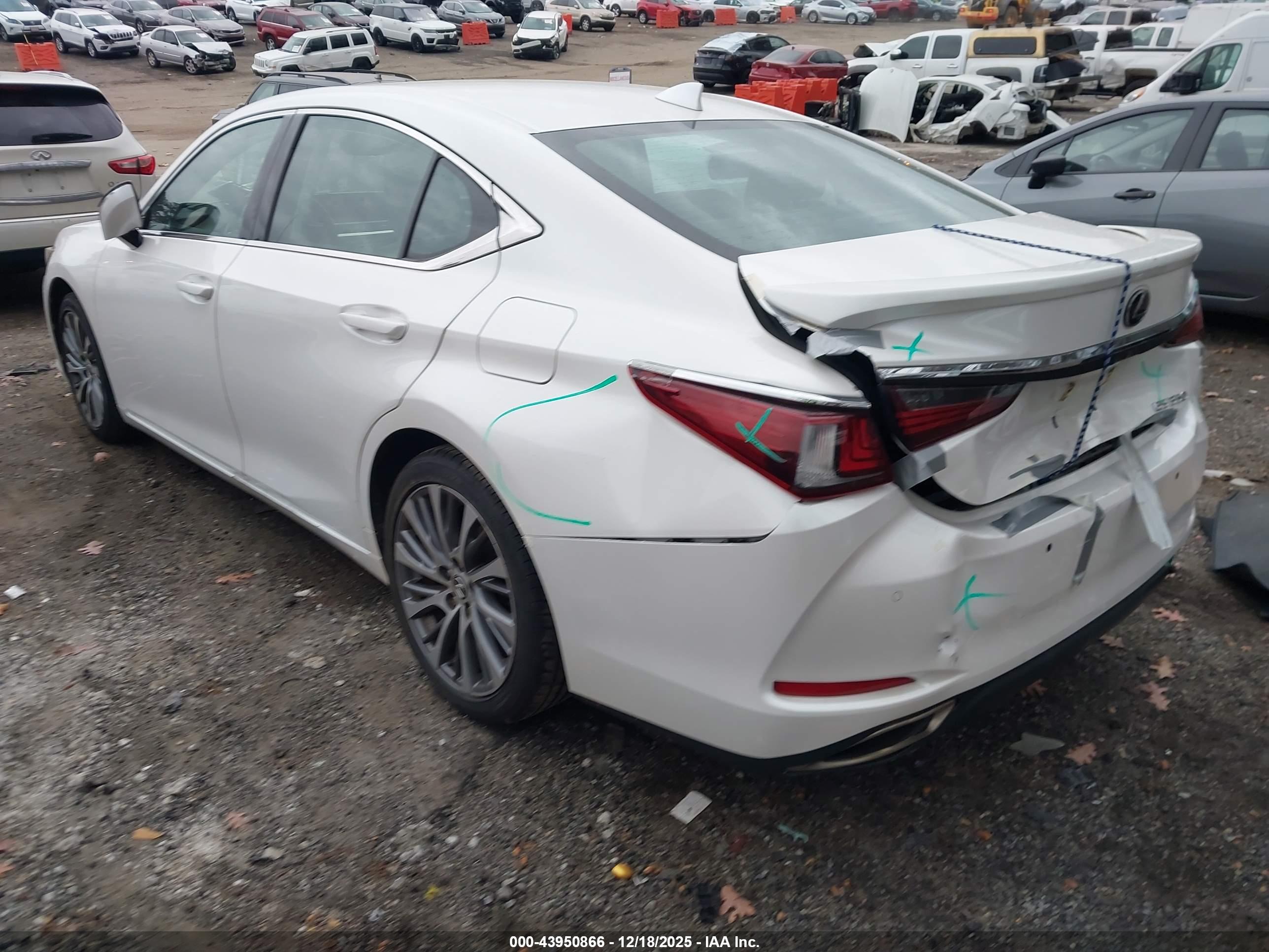 LEXUS ES image 3