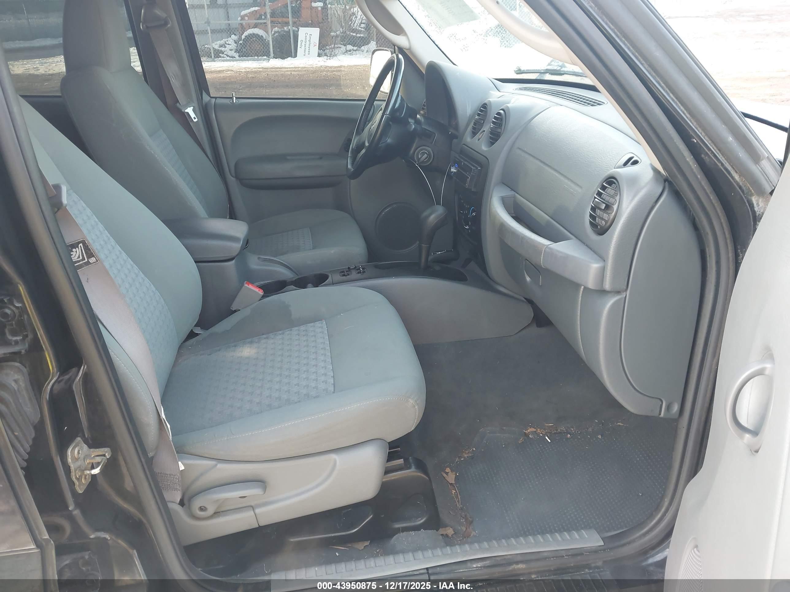 JEEP LIBERTY image 5