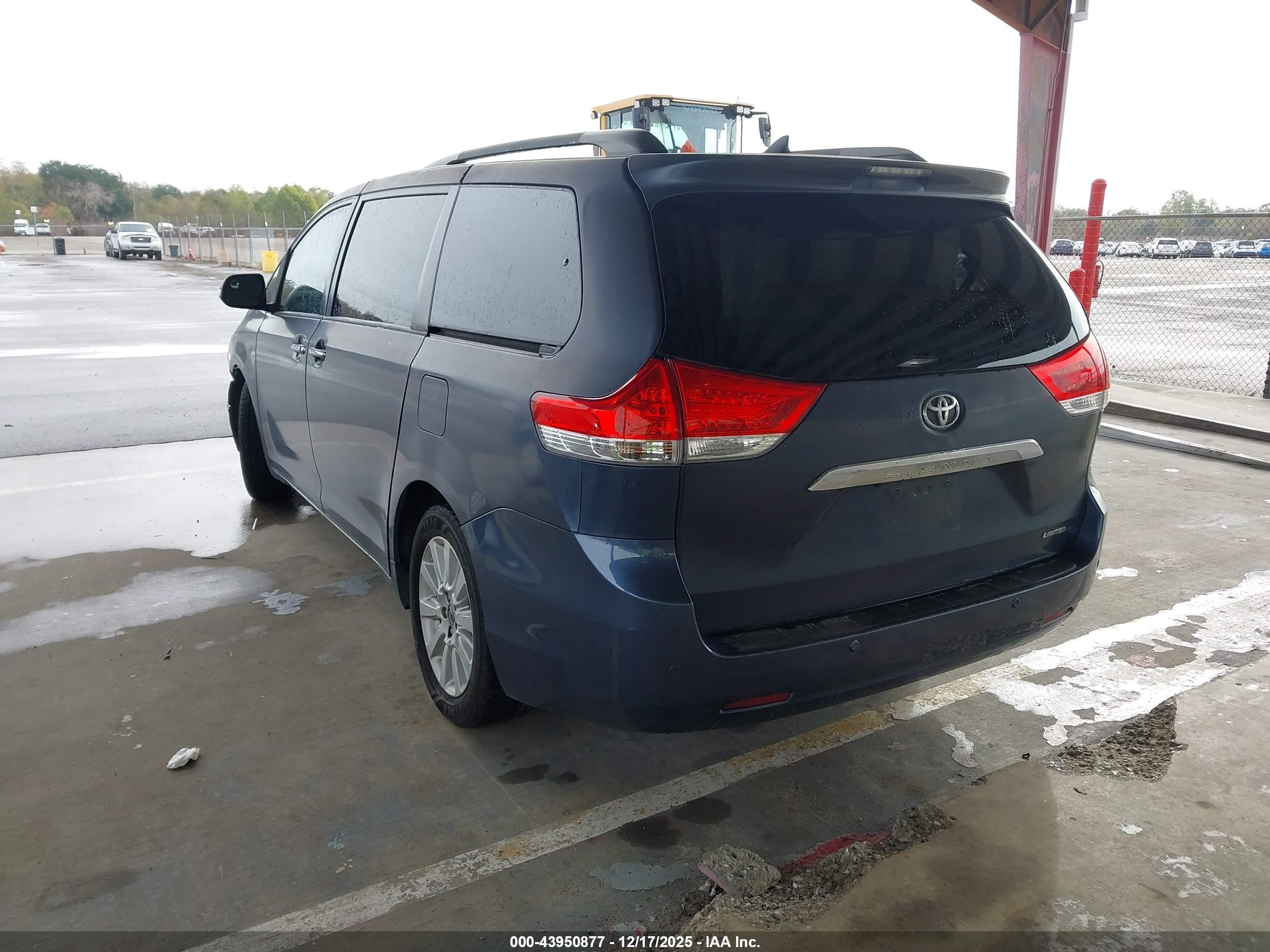 TOYOTA SIENNA image 3