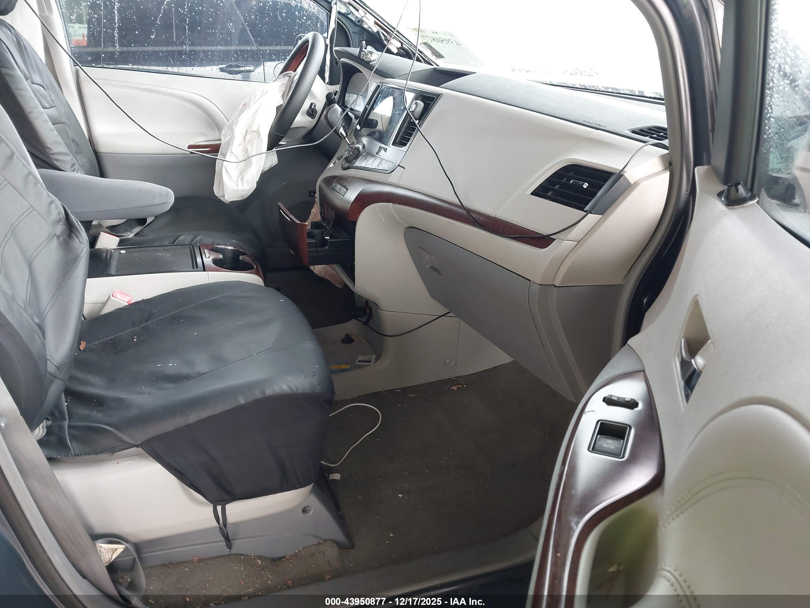 TOYOTA SIENNA image 5