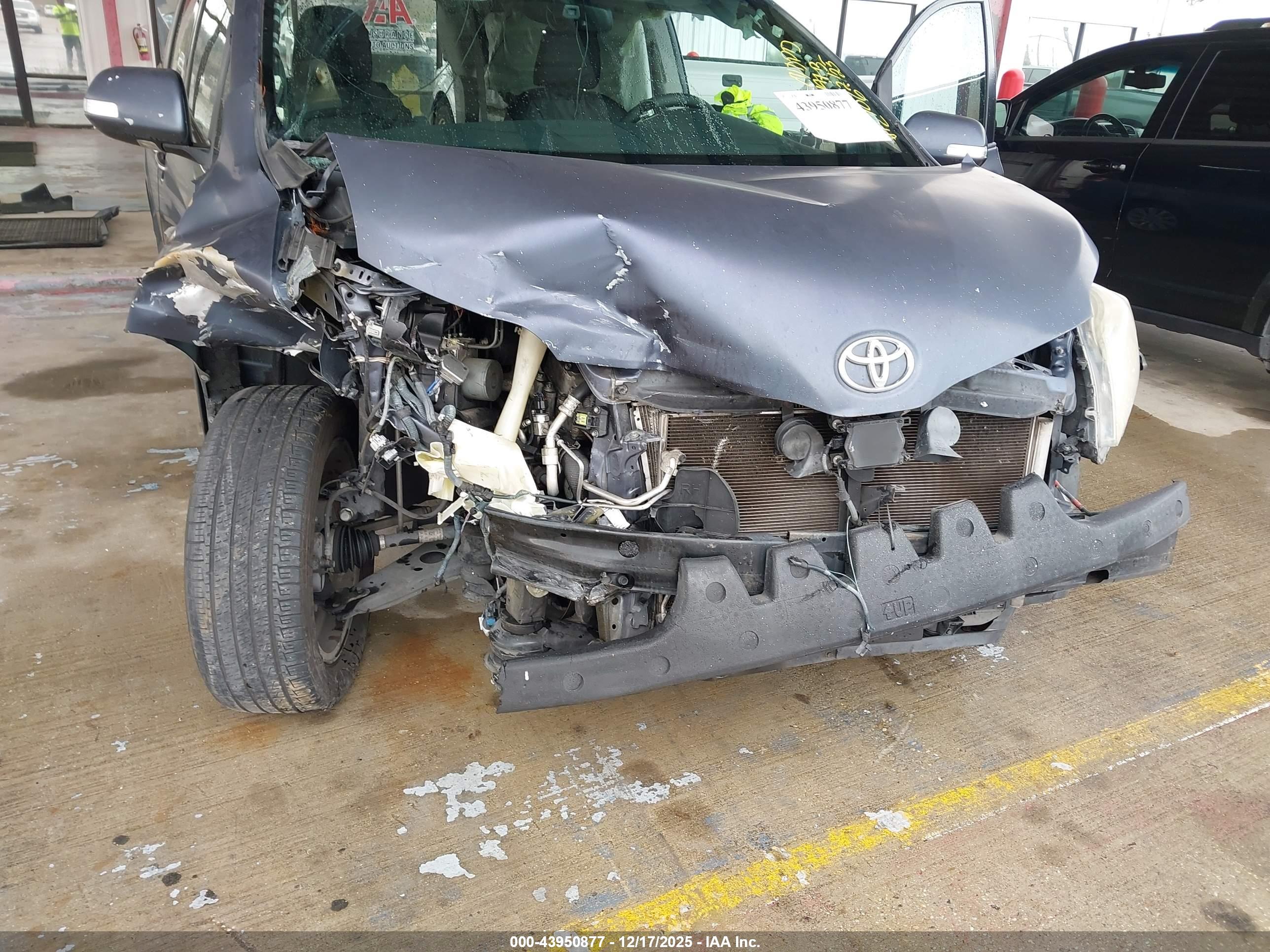 TOYOTA SIENNA image 6