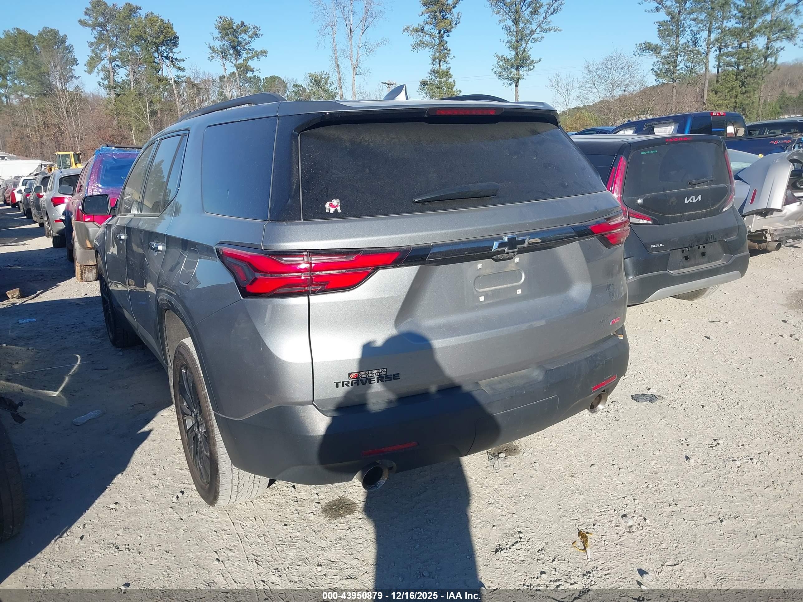CHEVROLET TRAVERSE image 3