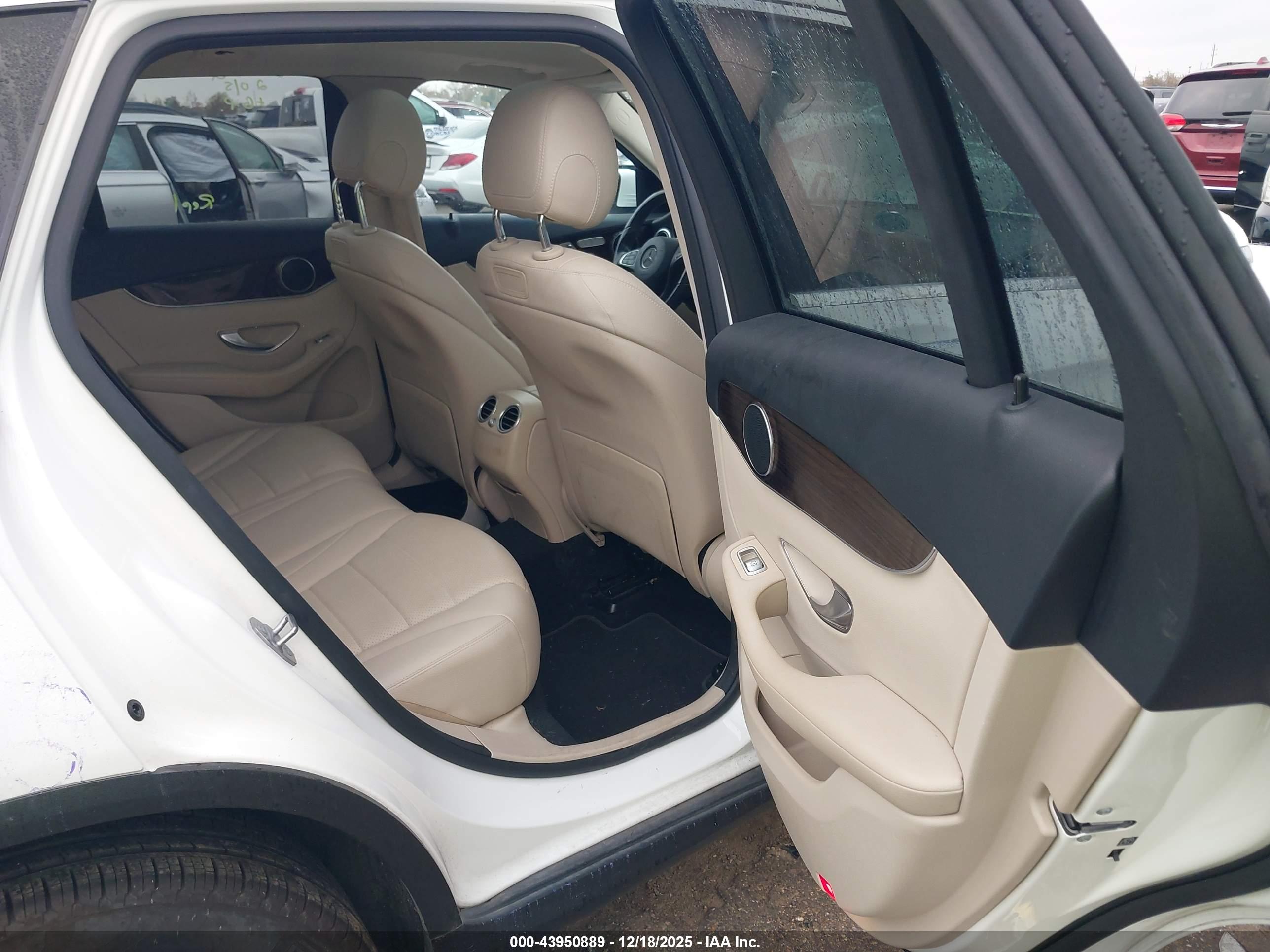 MERCEDES-BENZ GLC image 8