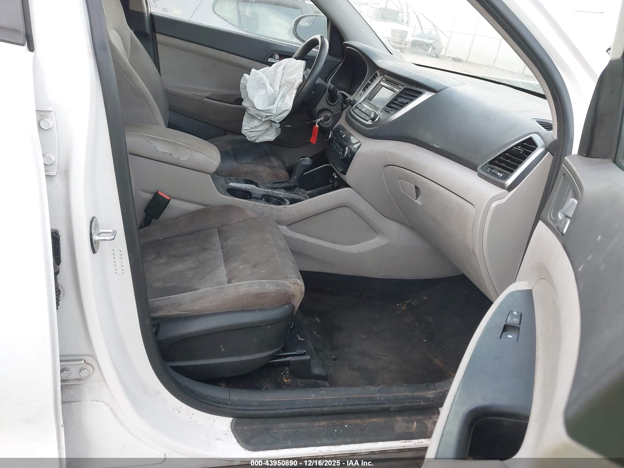 HYUNDAI TUCSON image 5