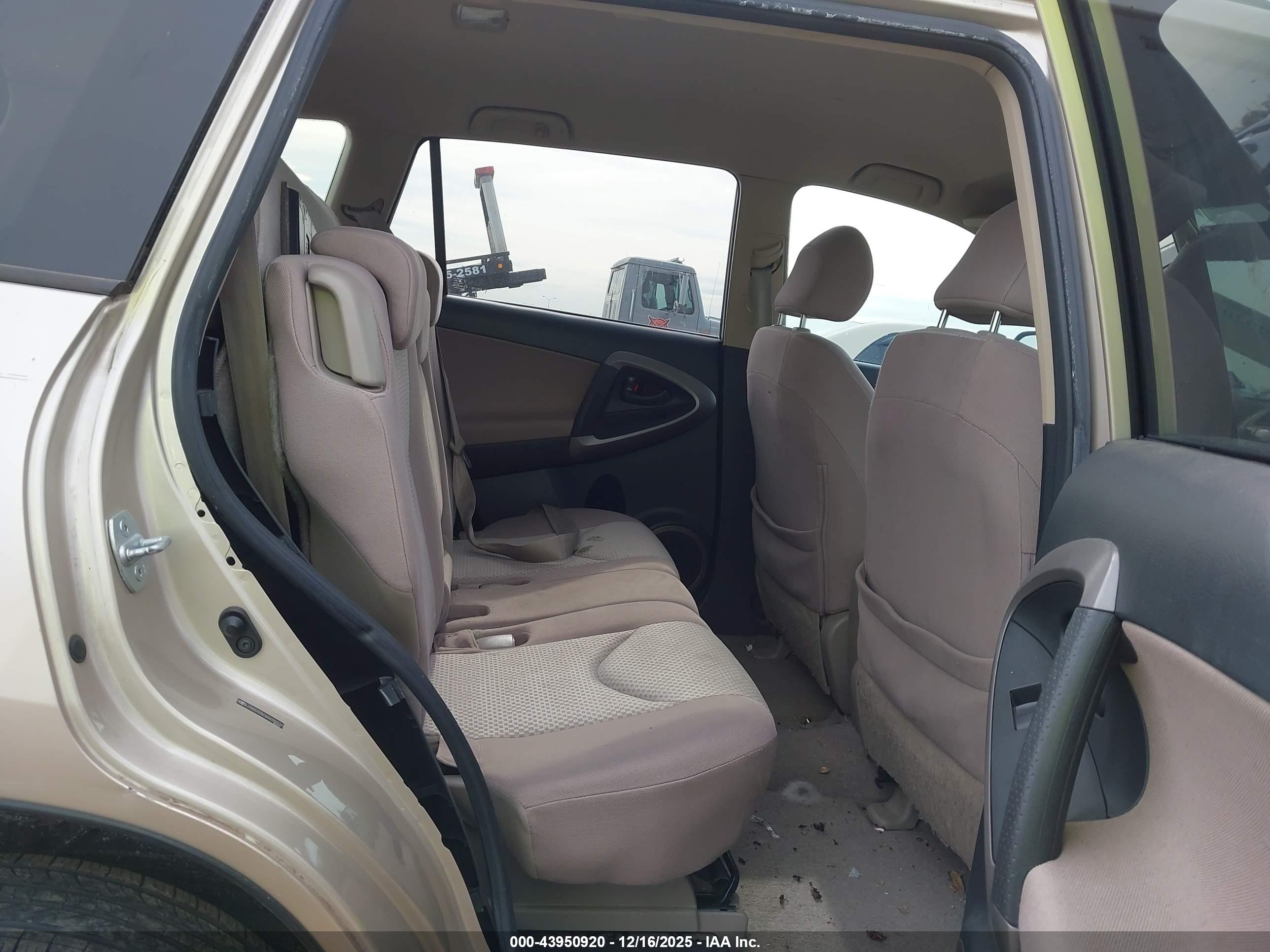 TOYOTA RAV4 image 8