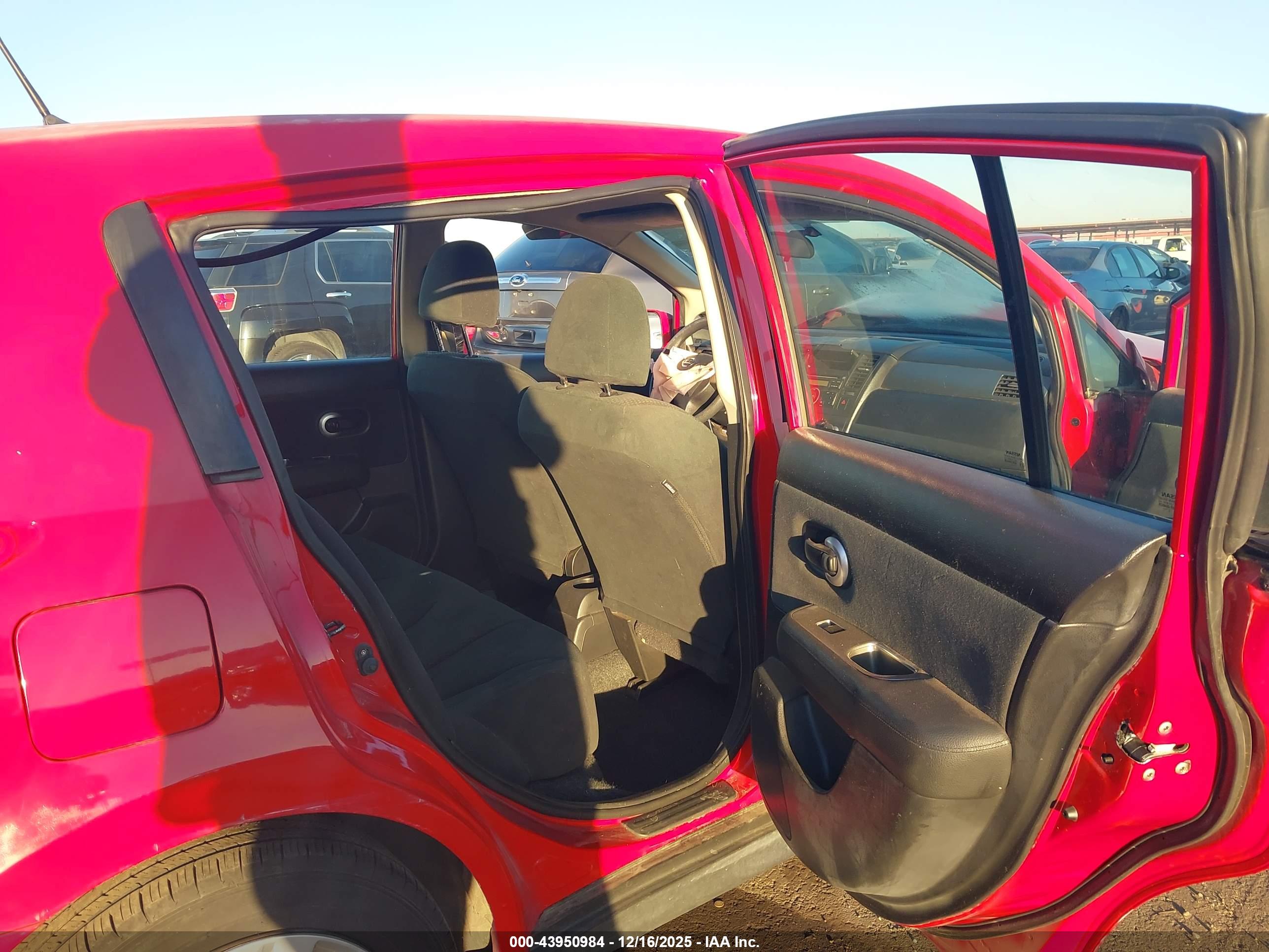 NISSAN VERSA image 8