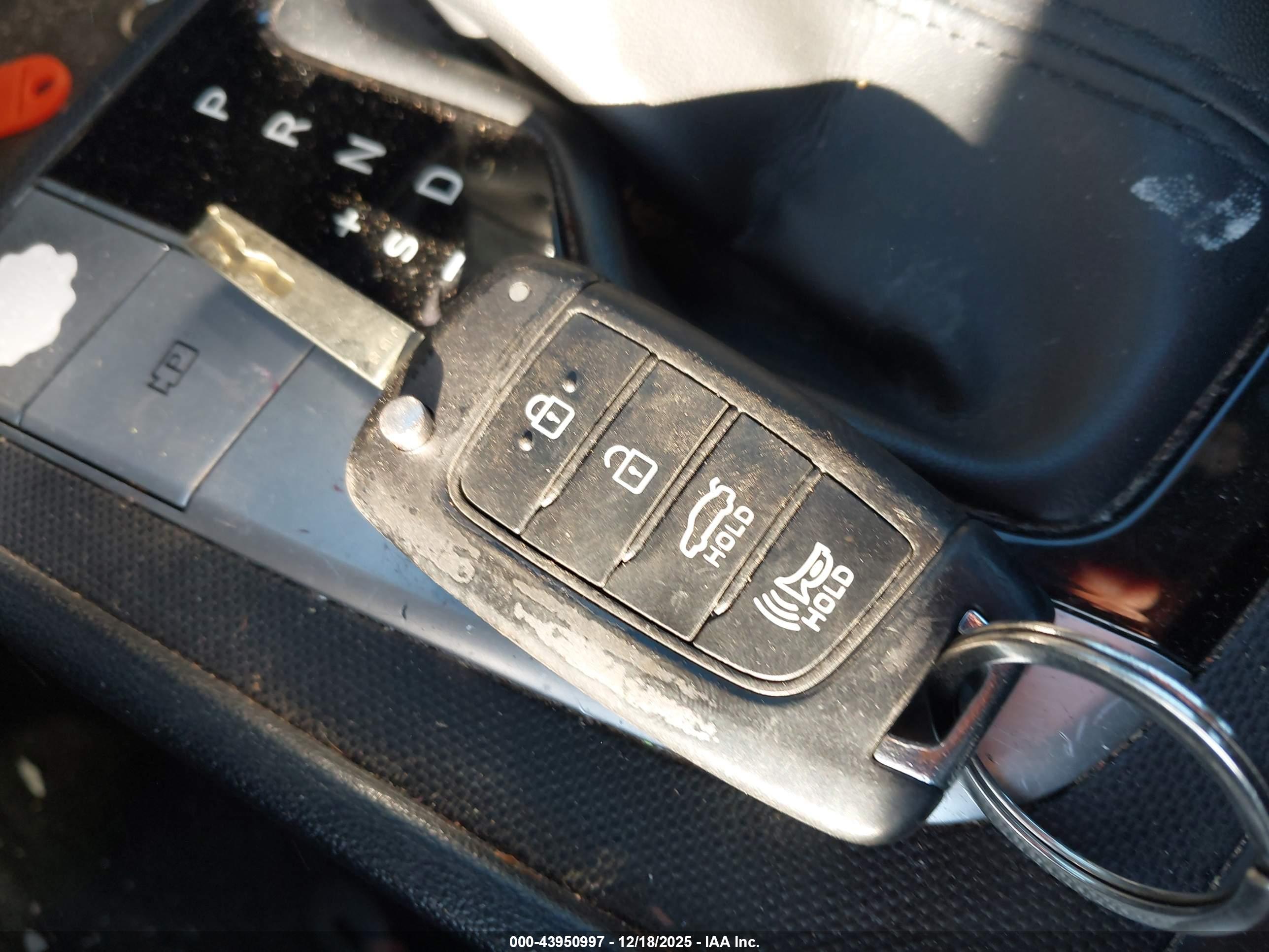 HYUNDAI ELANTRA image 11