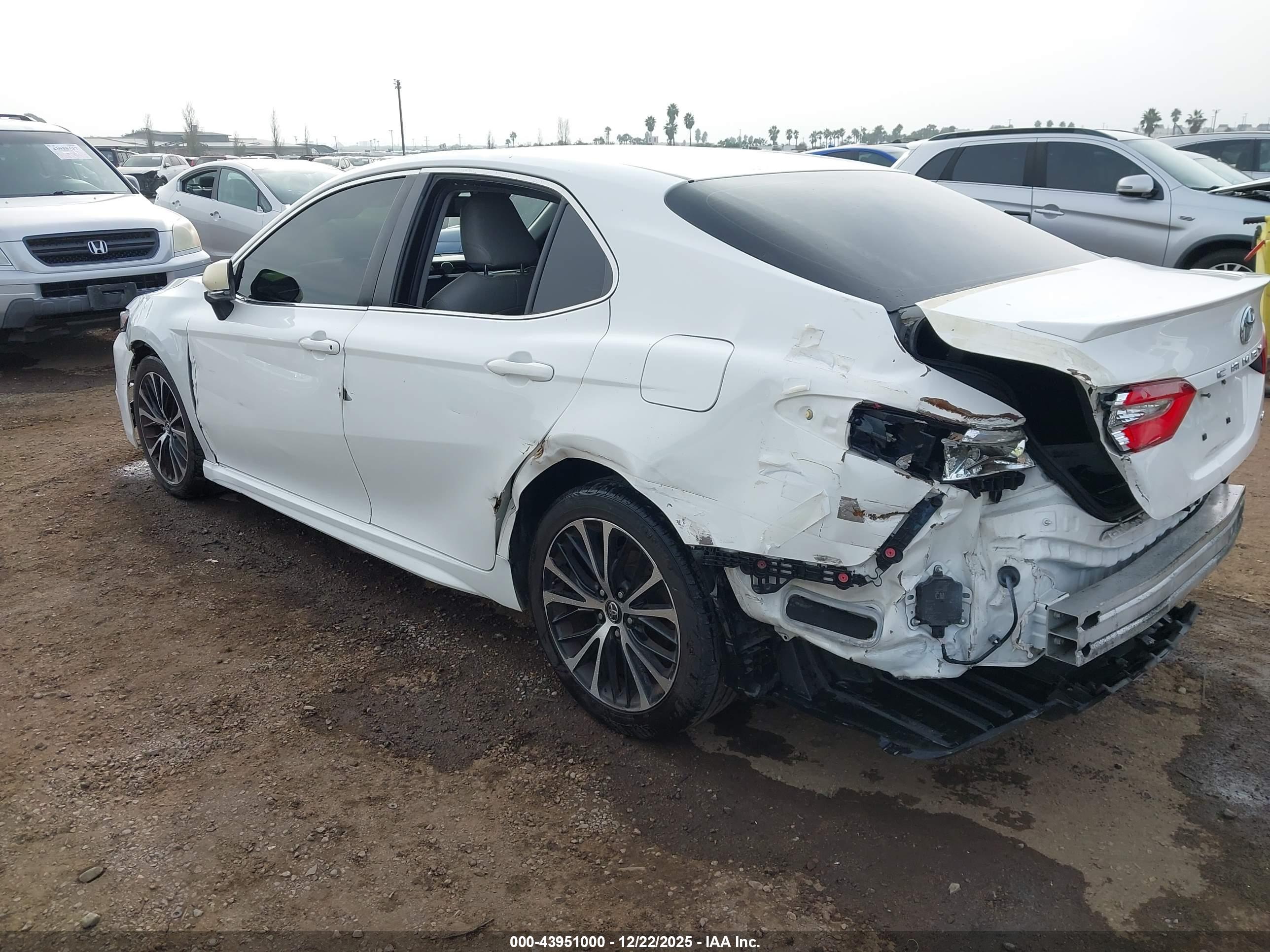 TOYOTA CAMRY image 3