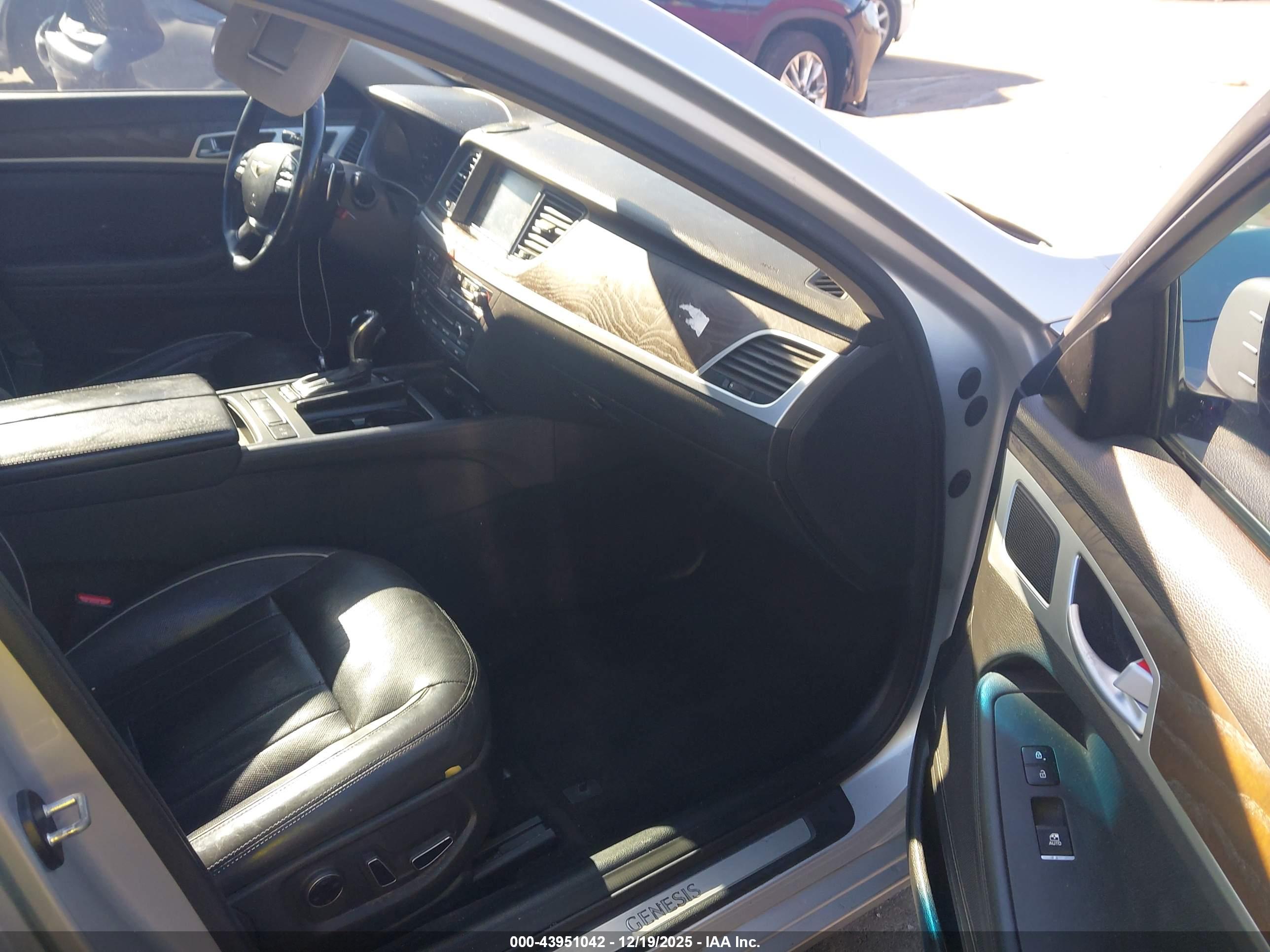 HYUNDAI GENESIS image 5