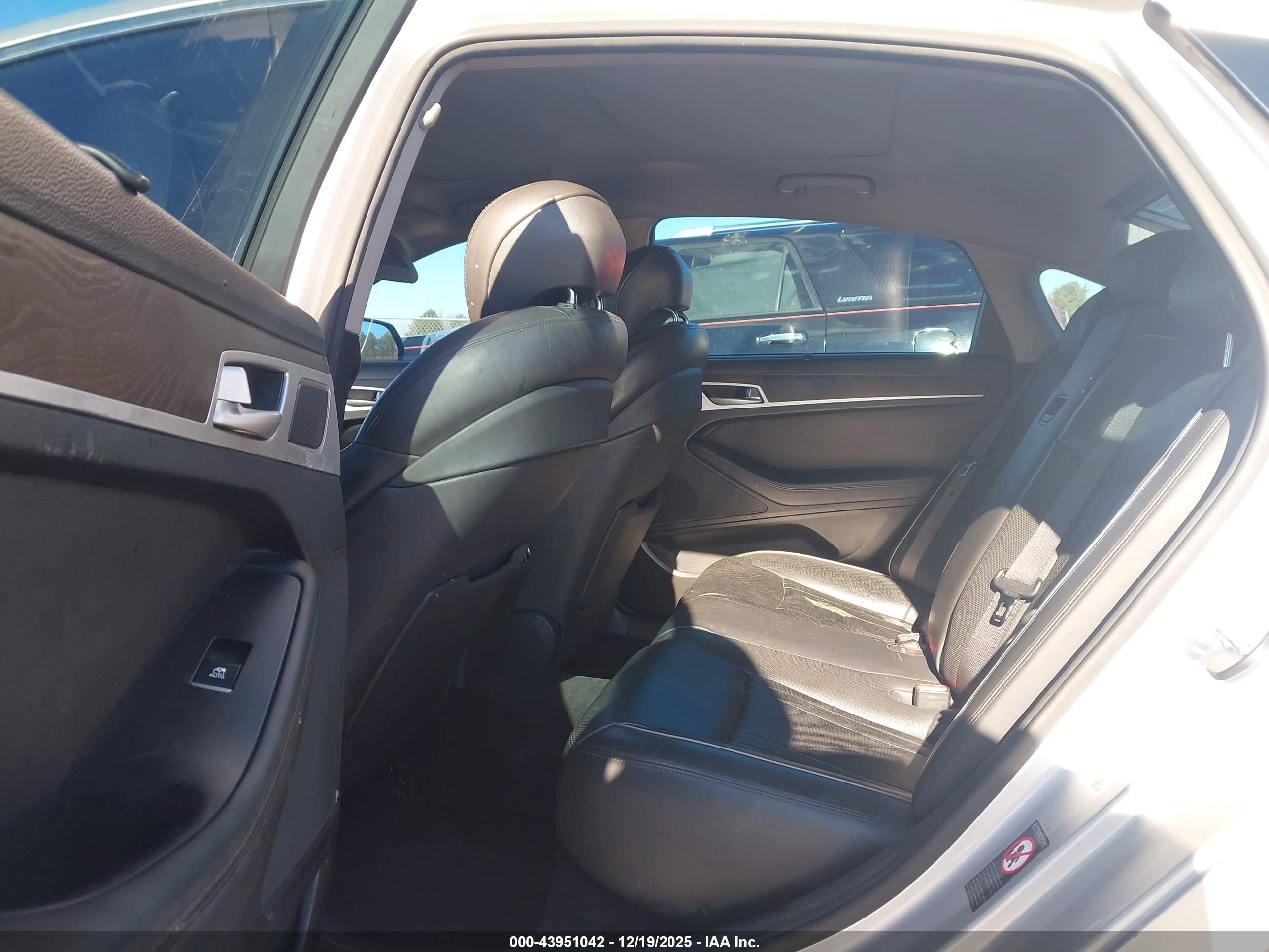 HYUNDAI GENESIS image 8