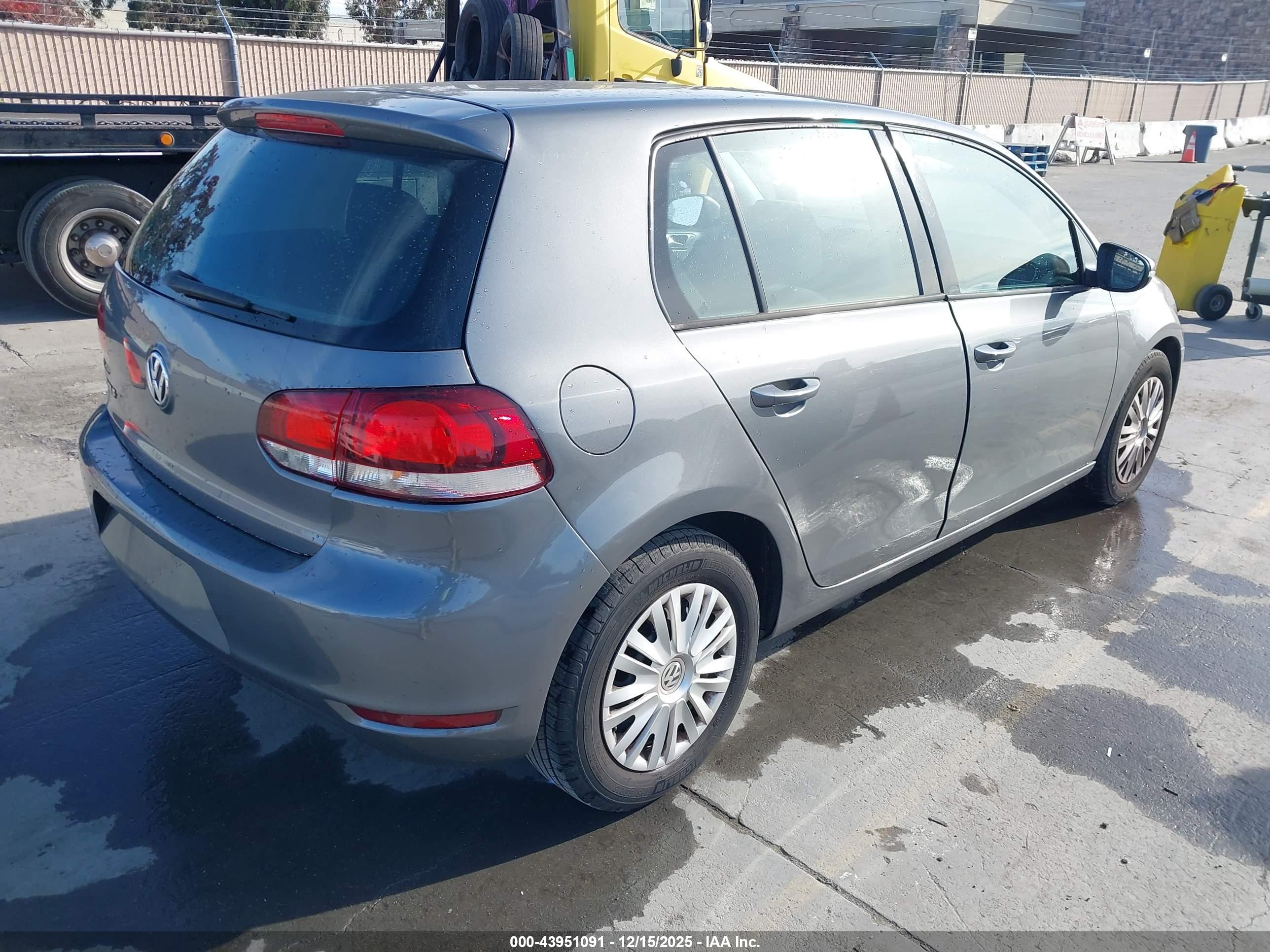 VOLKSWAGEN GOLF image 4