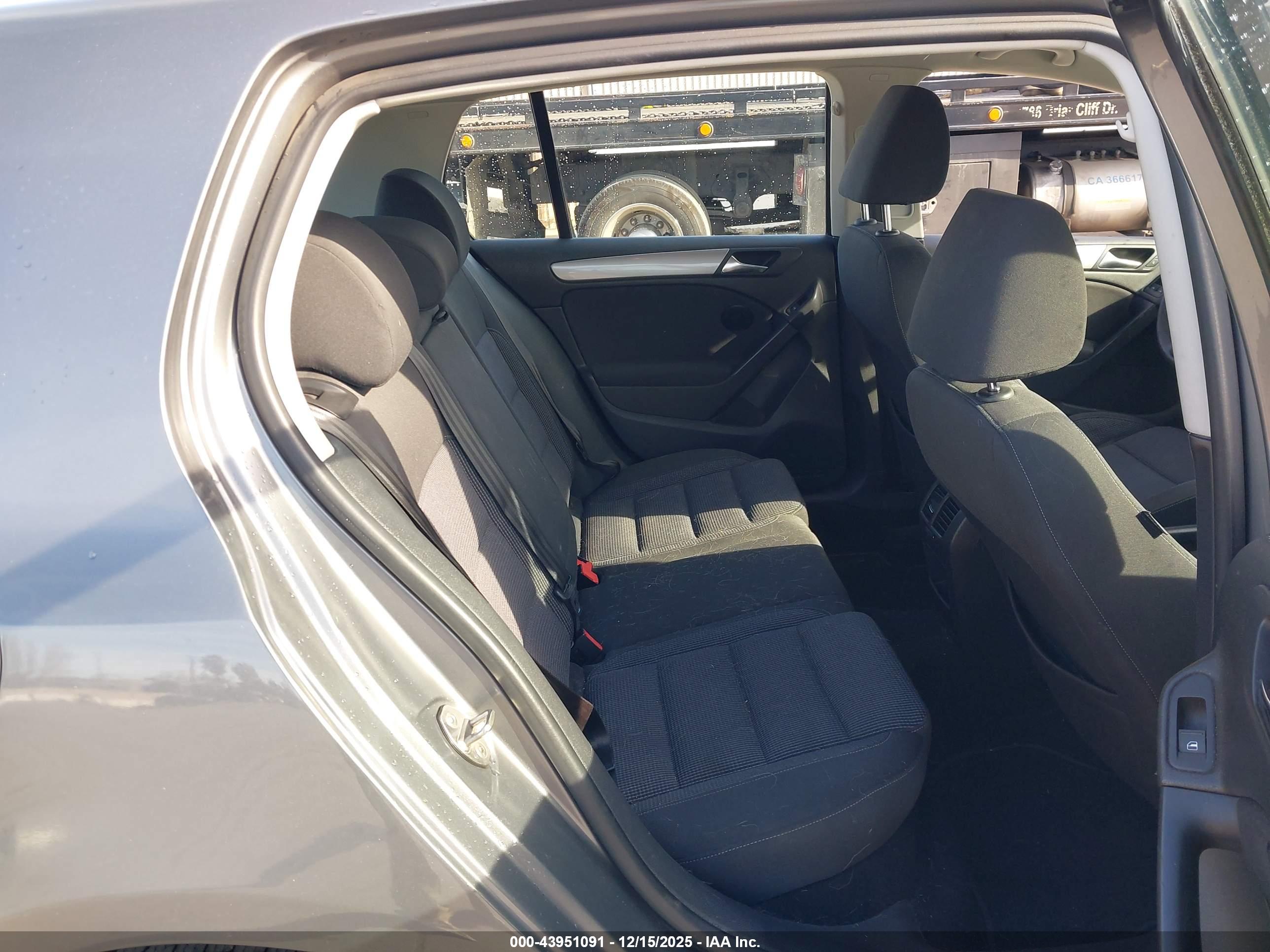 VOLKSWAGEN GOLF image 8