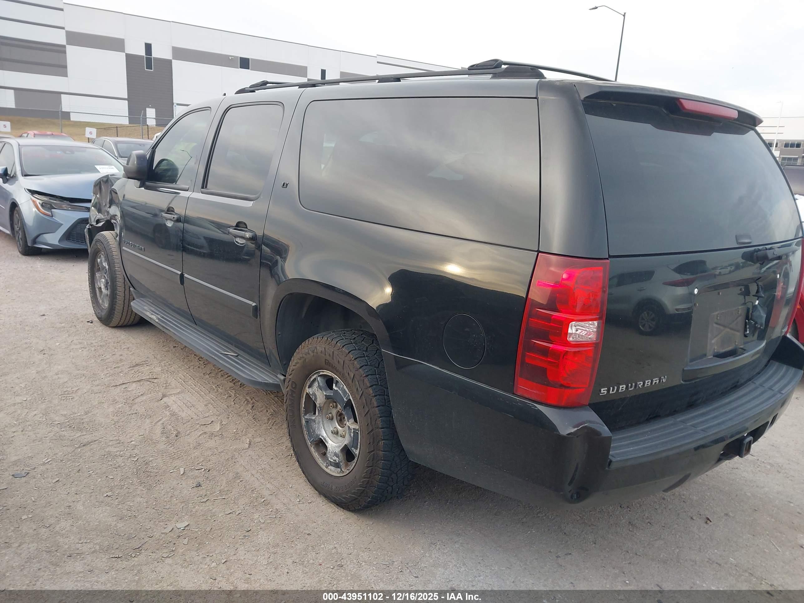 CHEVROLET SUBURBAN image 3