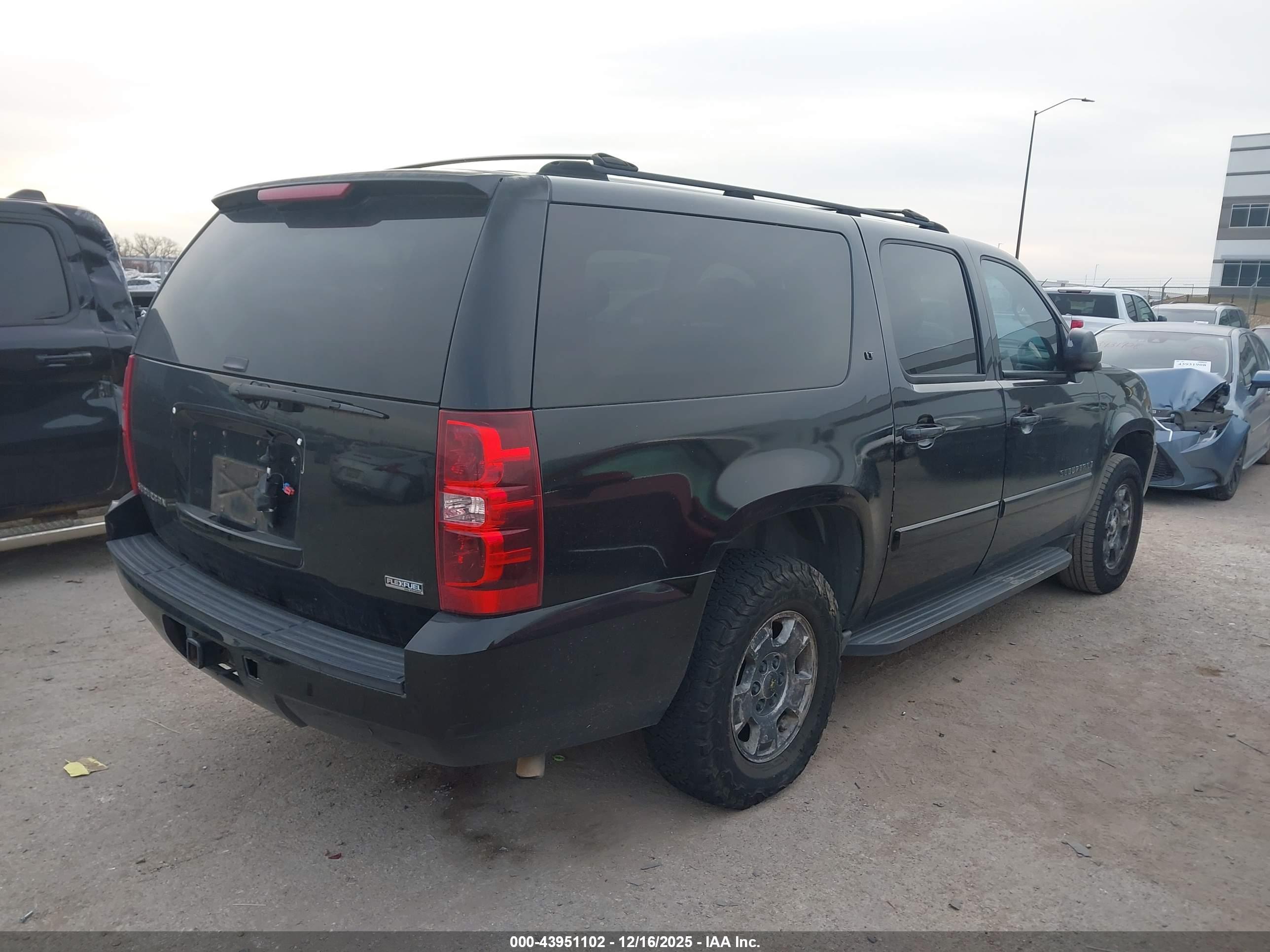 CHEVROLET SUBURBAN image 4