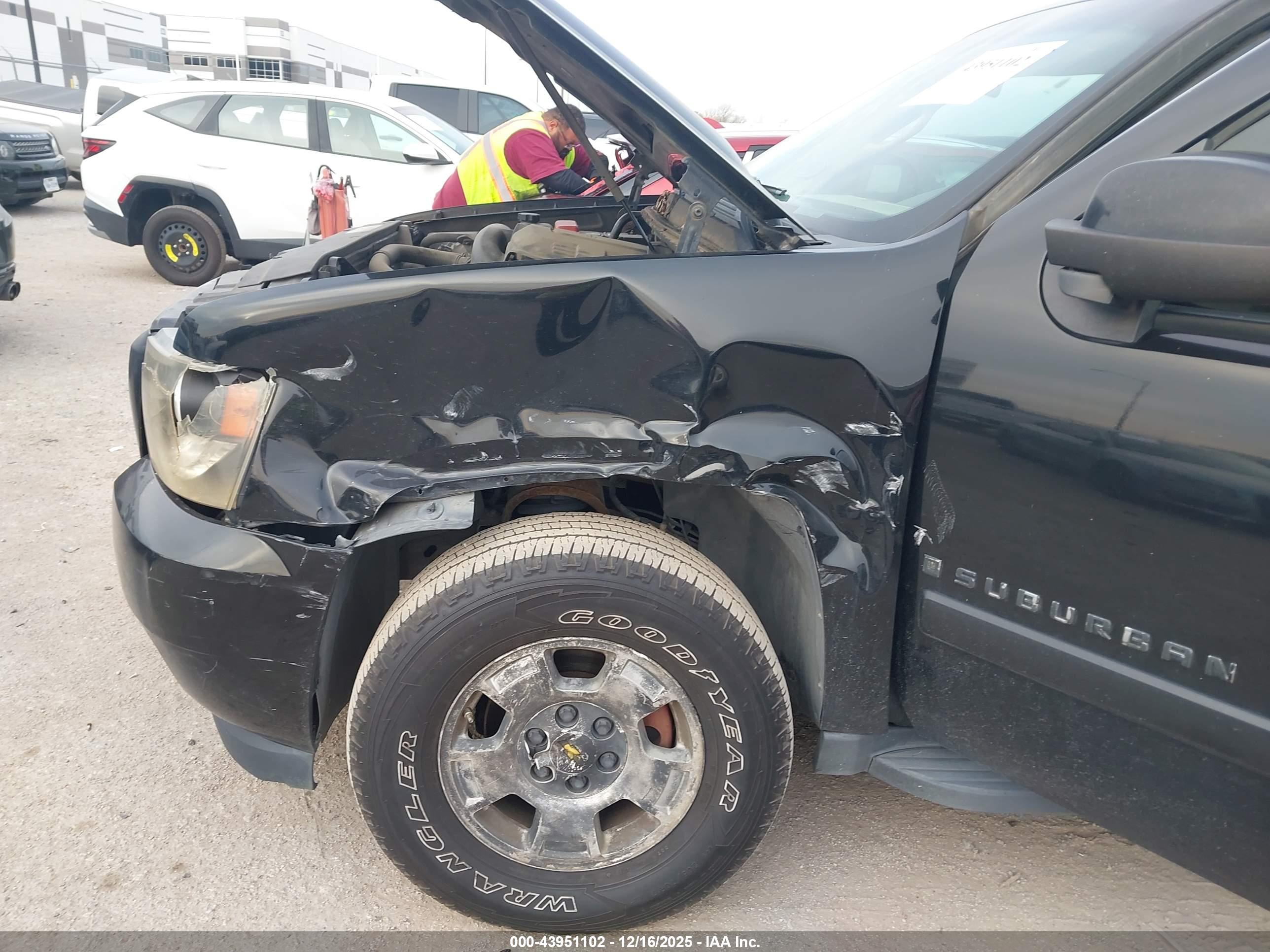 CHEVROLET SUBURBAN image 6