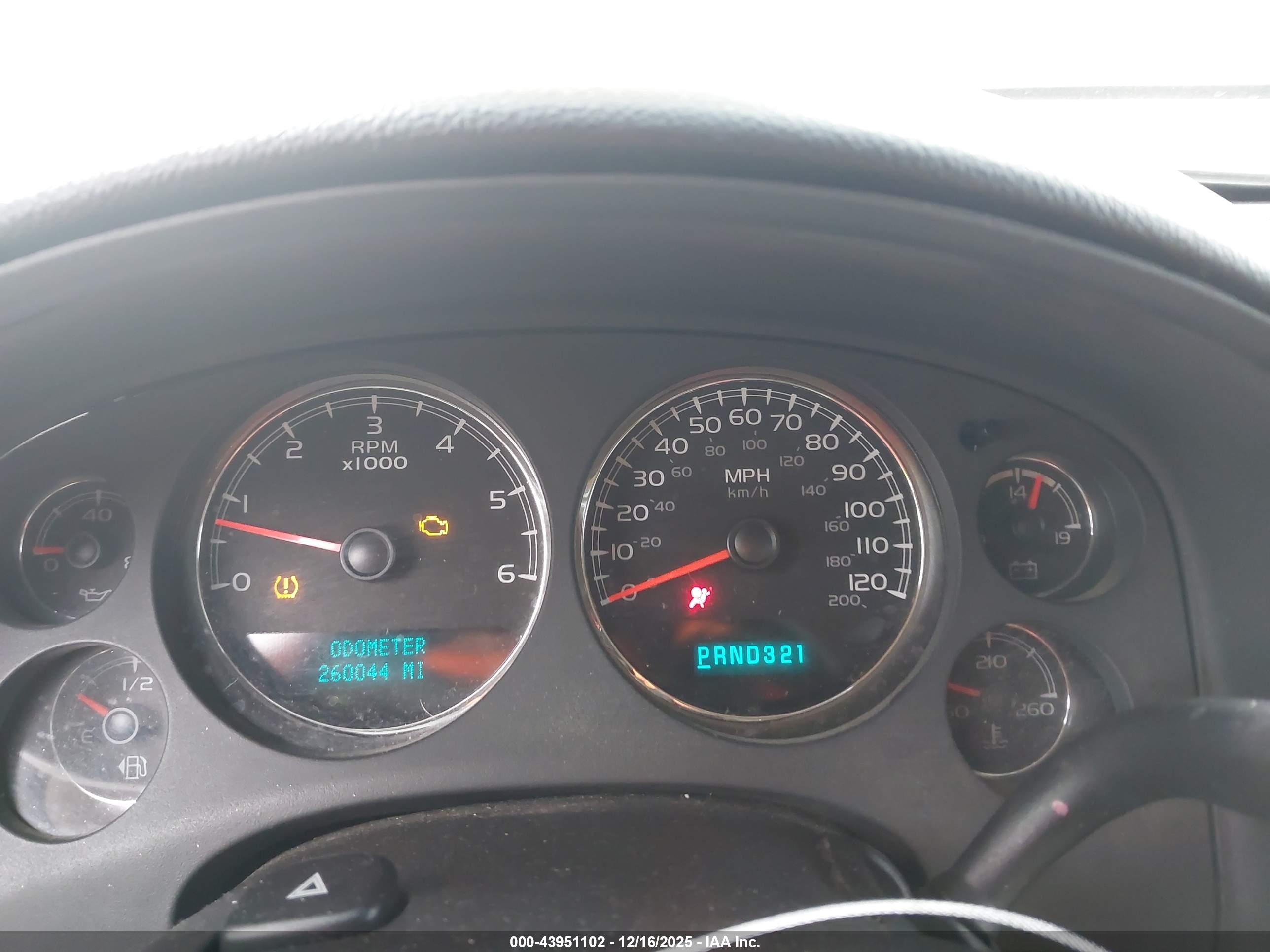 CHEVROLET SUBURBAN image 7