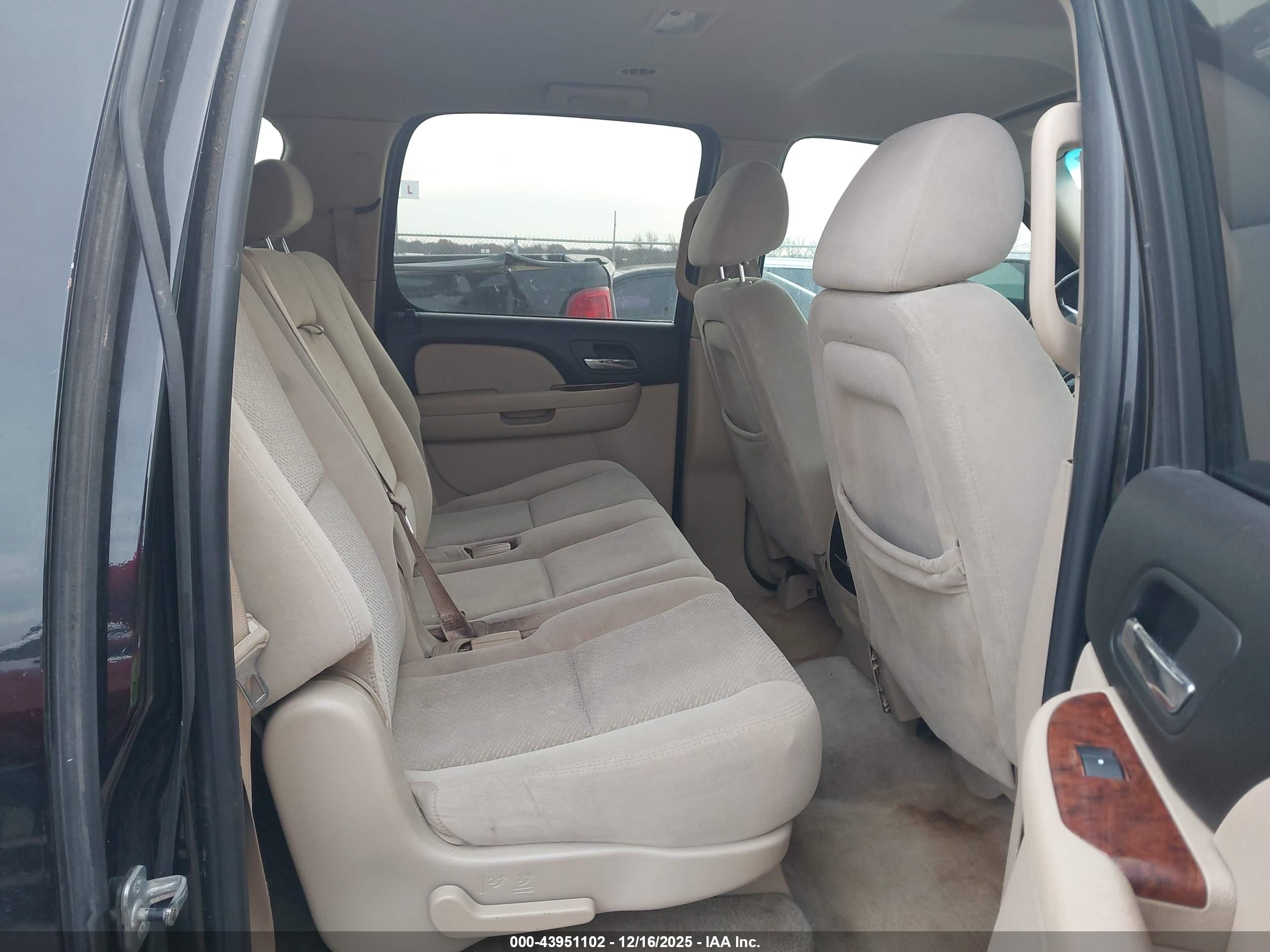 CHEVROLET SUBURBAN image 8