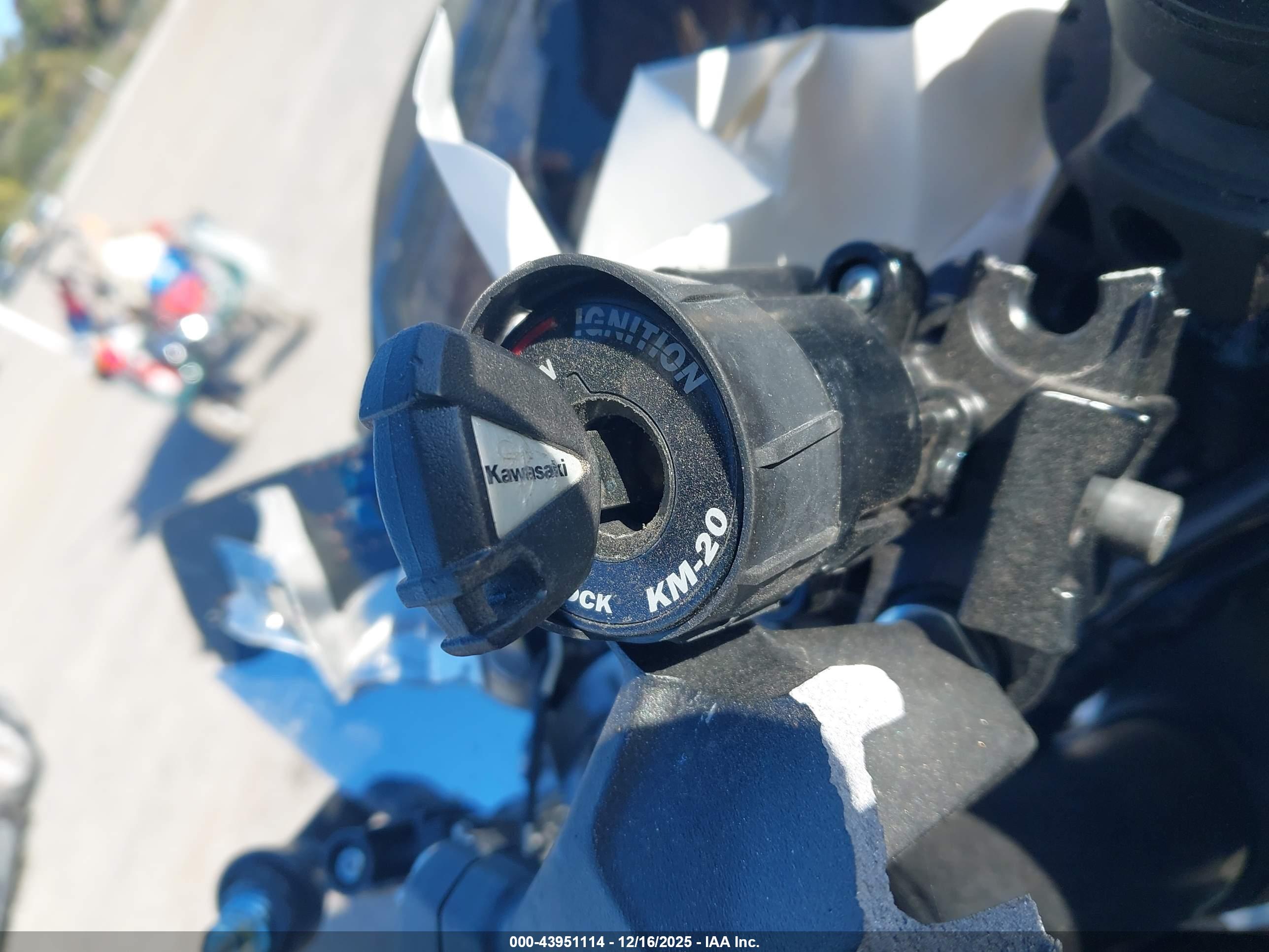 KAWASAKI ZX400 image 11