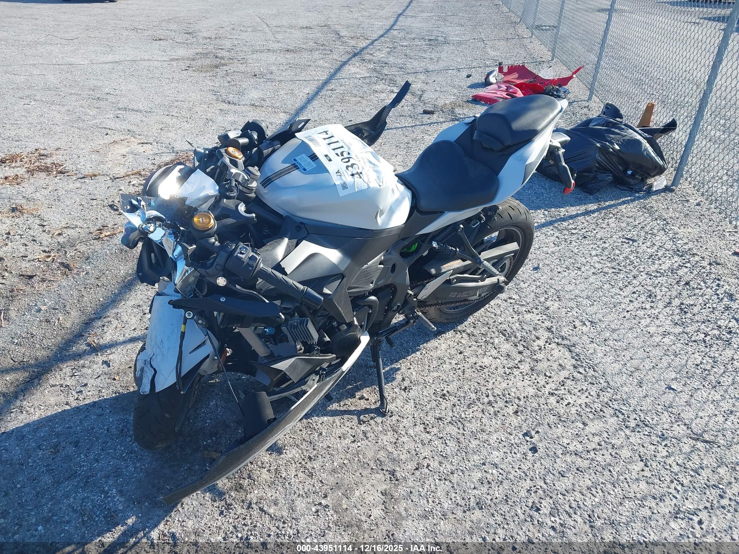 KAWASAKI ZX400 image 2