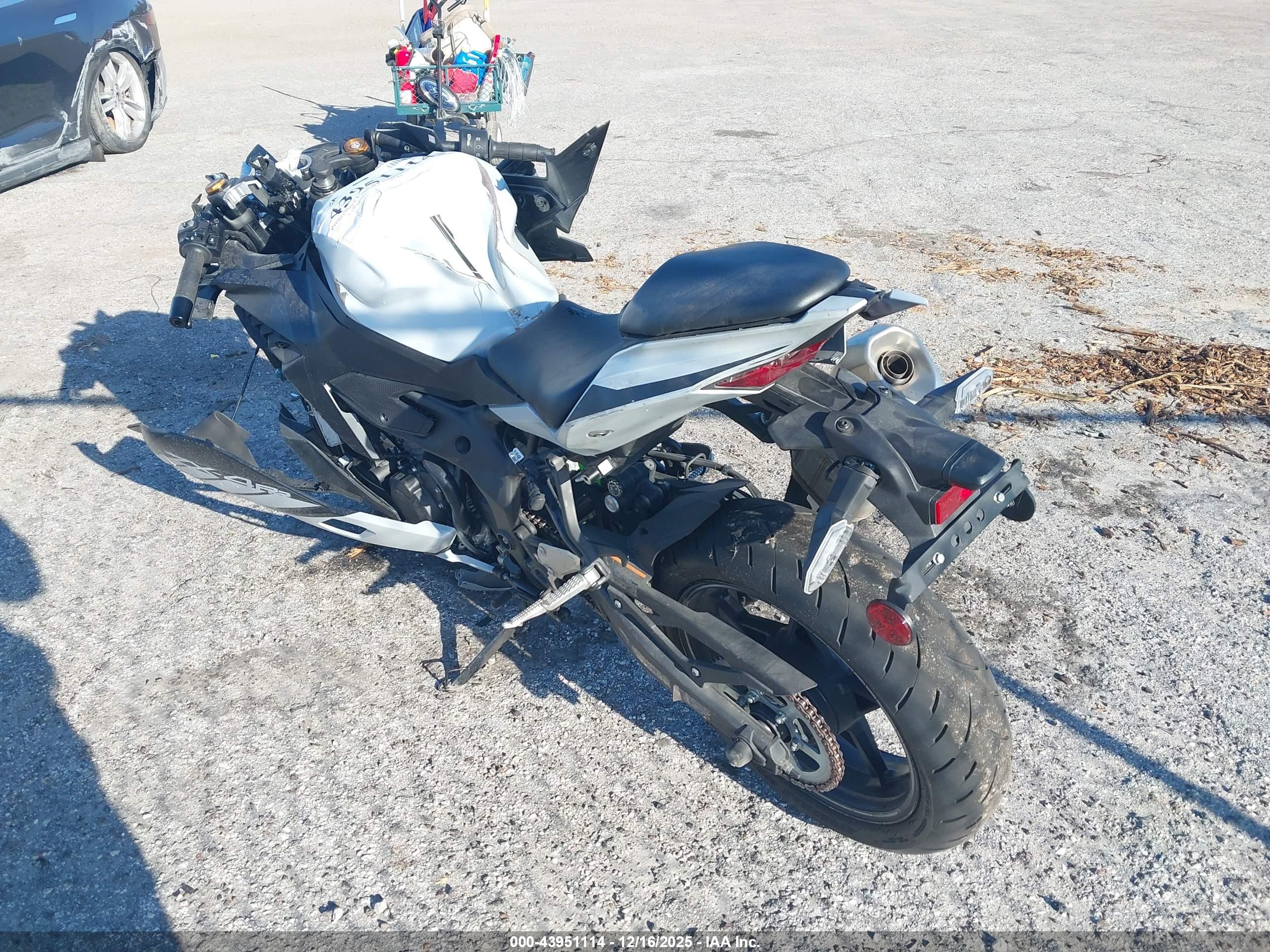 KAWASAKI ZX400 image 3